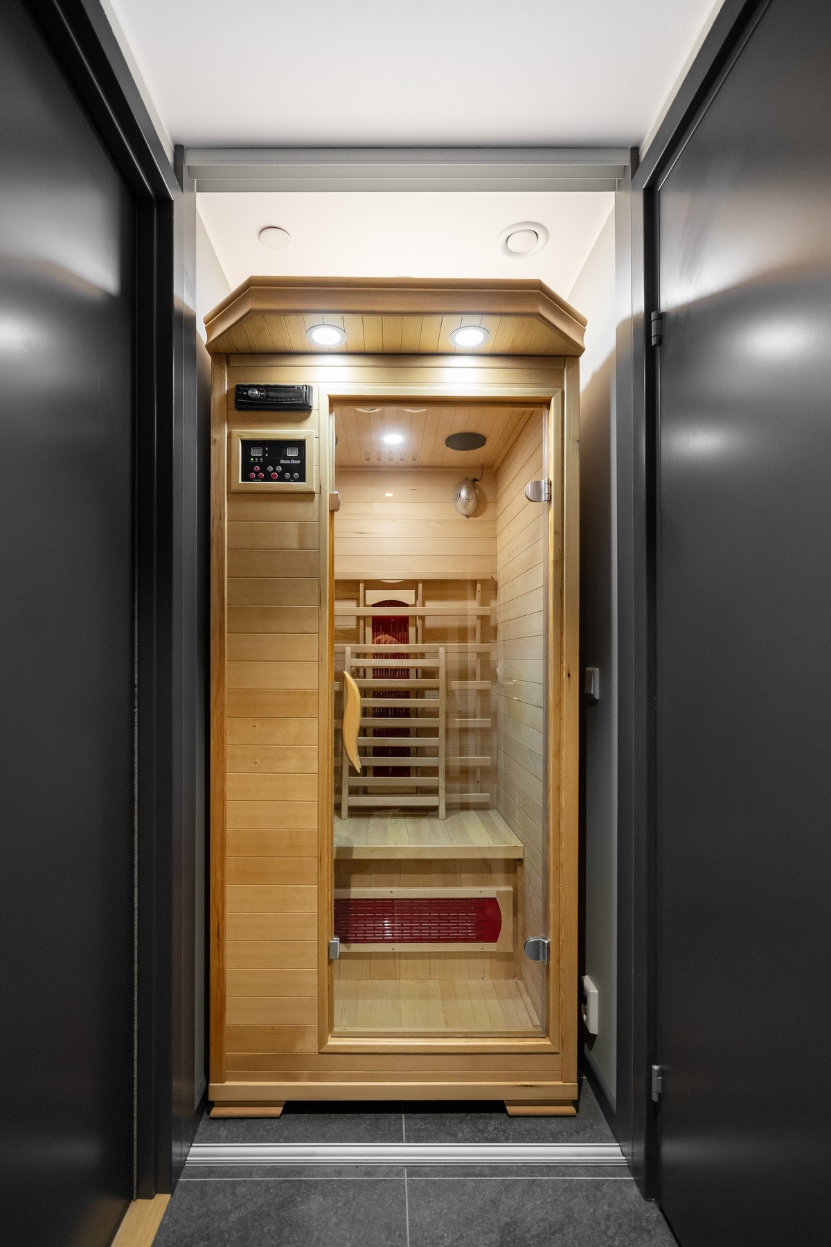 I gangen, mellom soverommene følger det en portabel IR-badstue med elektrisk ovn. Galleribilde