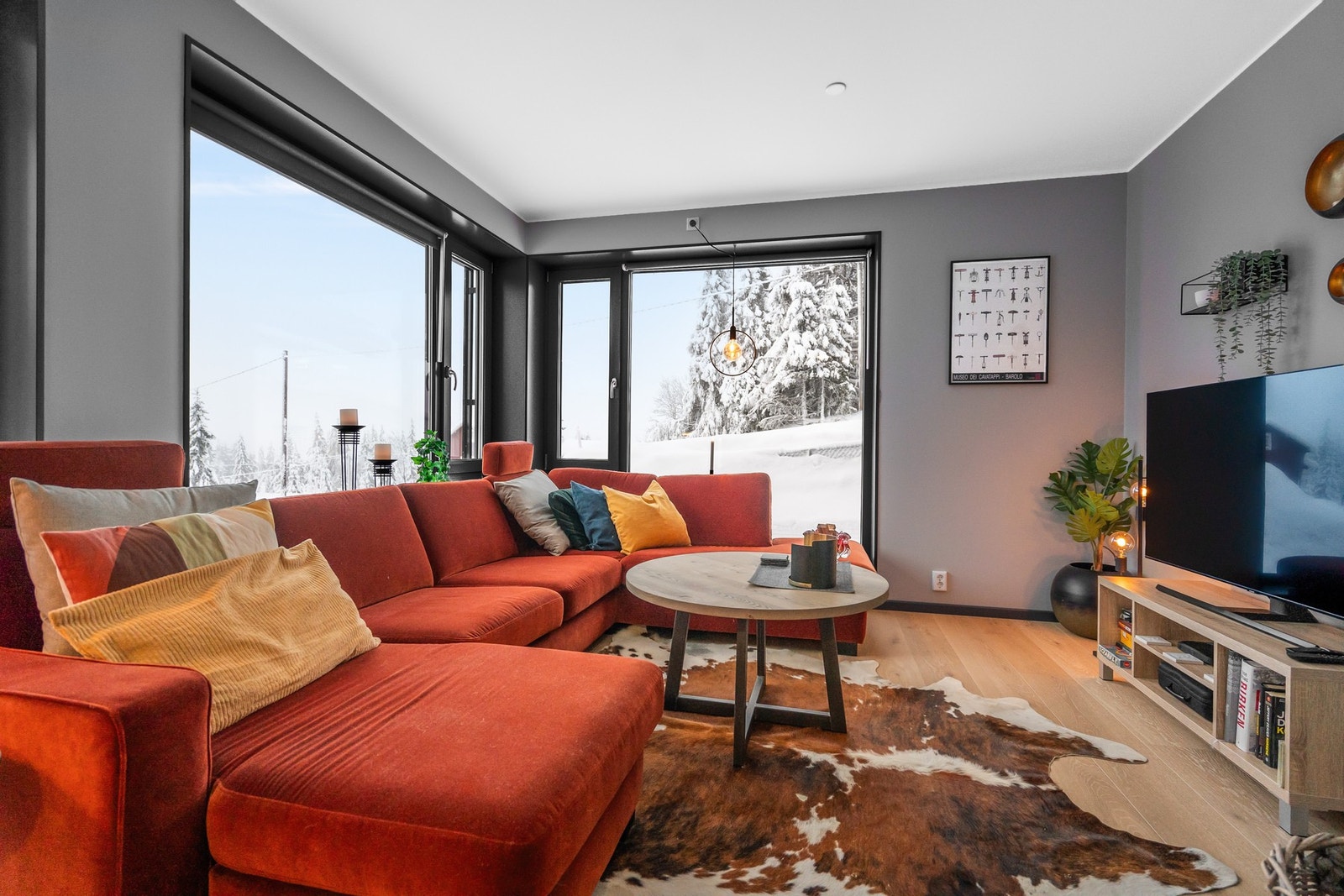 Innbydende stue med store vindusflater som slipper rikelig med dagslys inn og gir flott utsyn mot omgivelsene, Galleribilde