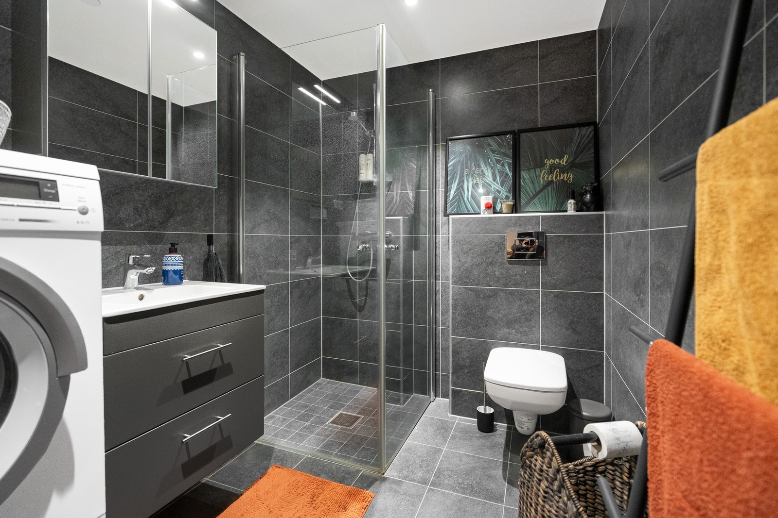 Det er to bad i leiligheten, ett i forbindelse med gangen og det andre med tilknytning til hovedsoverommet. Galleribilde