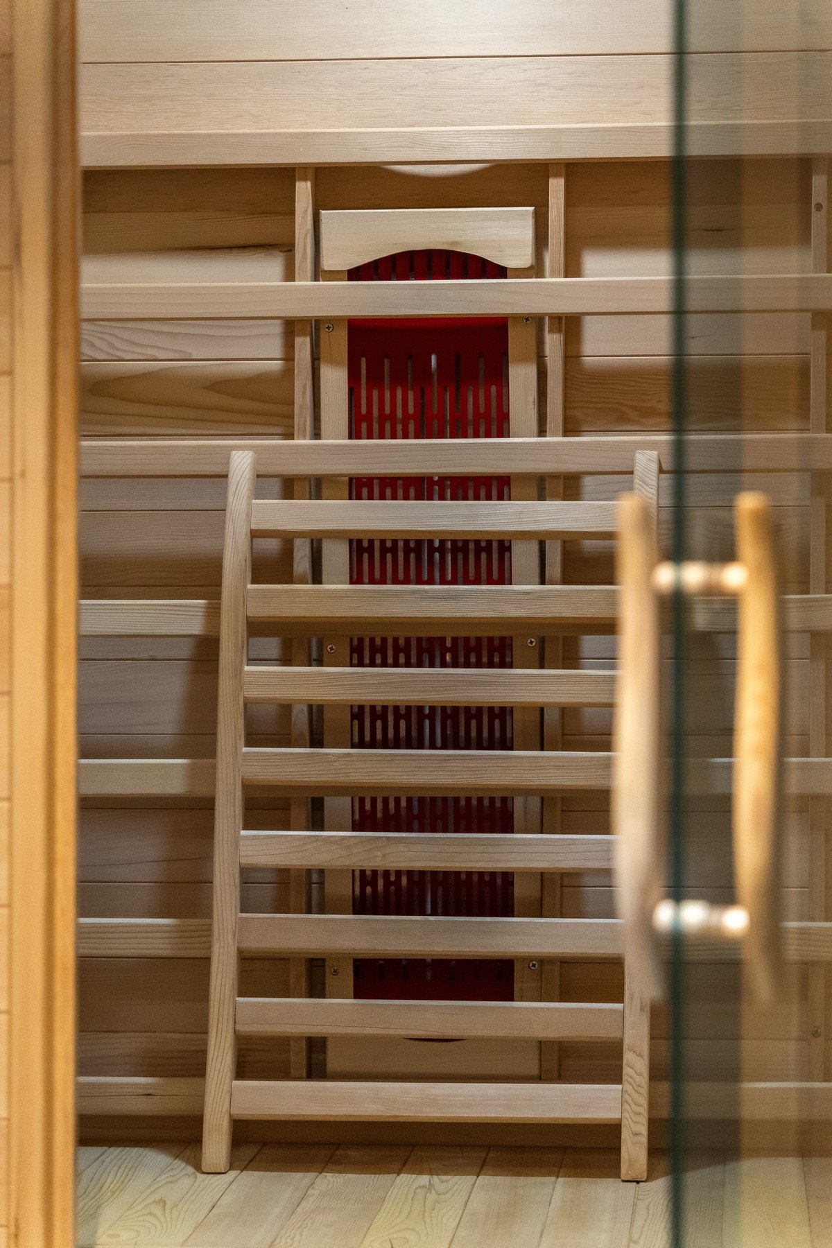 Badstuen har glassdør i front, benker i tre og elektrisk badstueovn. Galleribilde