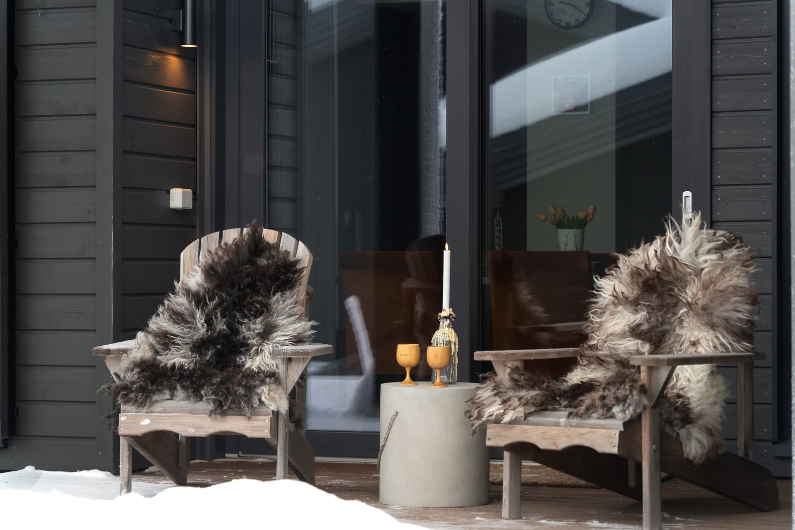 Det er gode solforhold fra leiligheten, så her kan man kose seg utendørs etter en aktiv dag i fjellet. Galleribilde