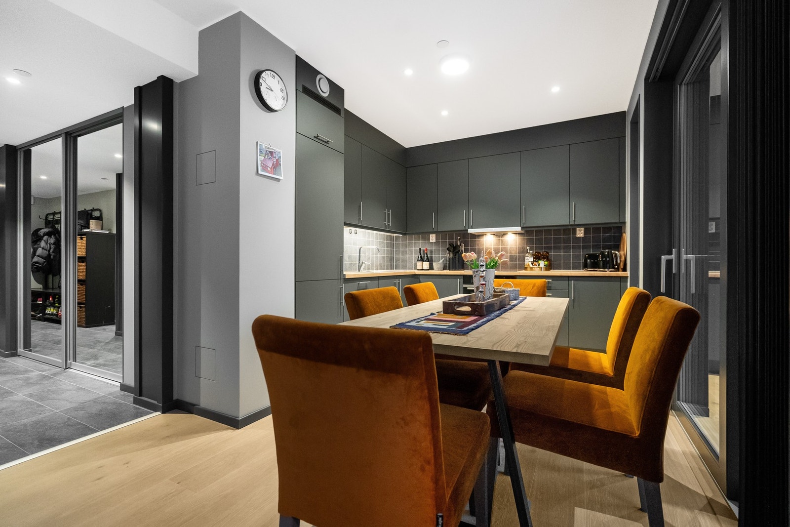 Her kan man samle familie og venner rundt et godt måltid etter aktive dager utendørs. Galleribilde