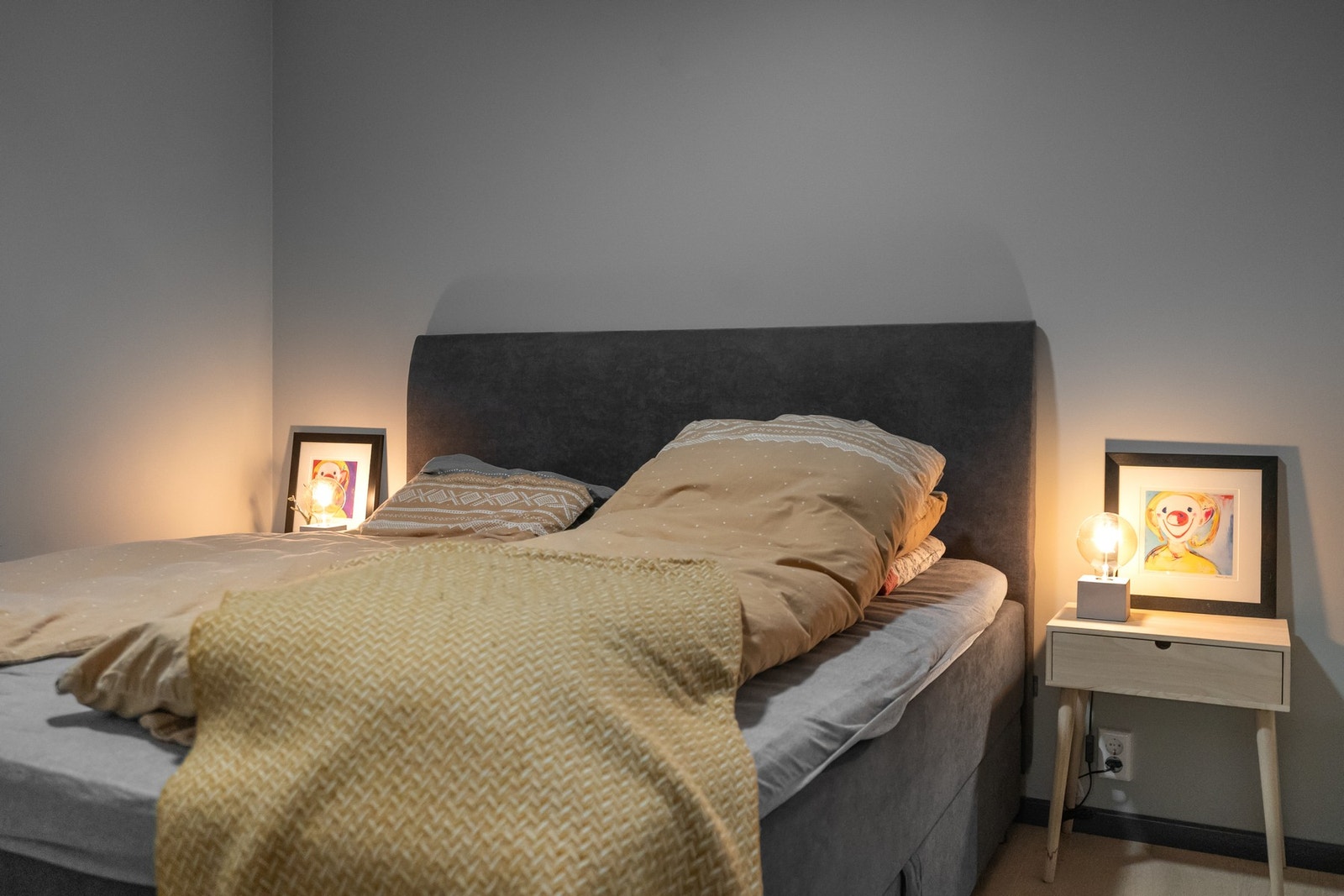 Hovedsoverommet har god plass til dobbeltseng og nattbord. Galleribilde