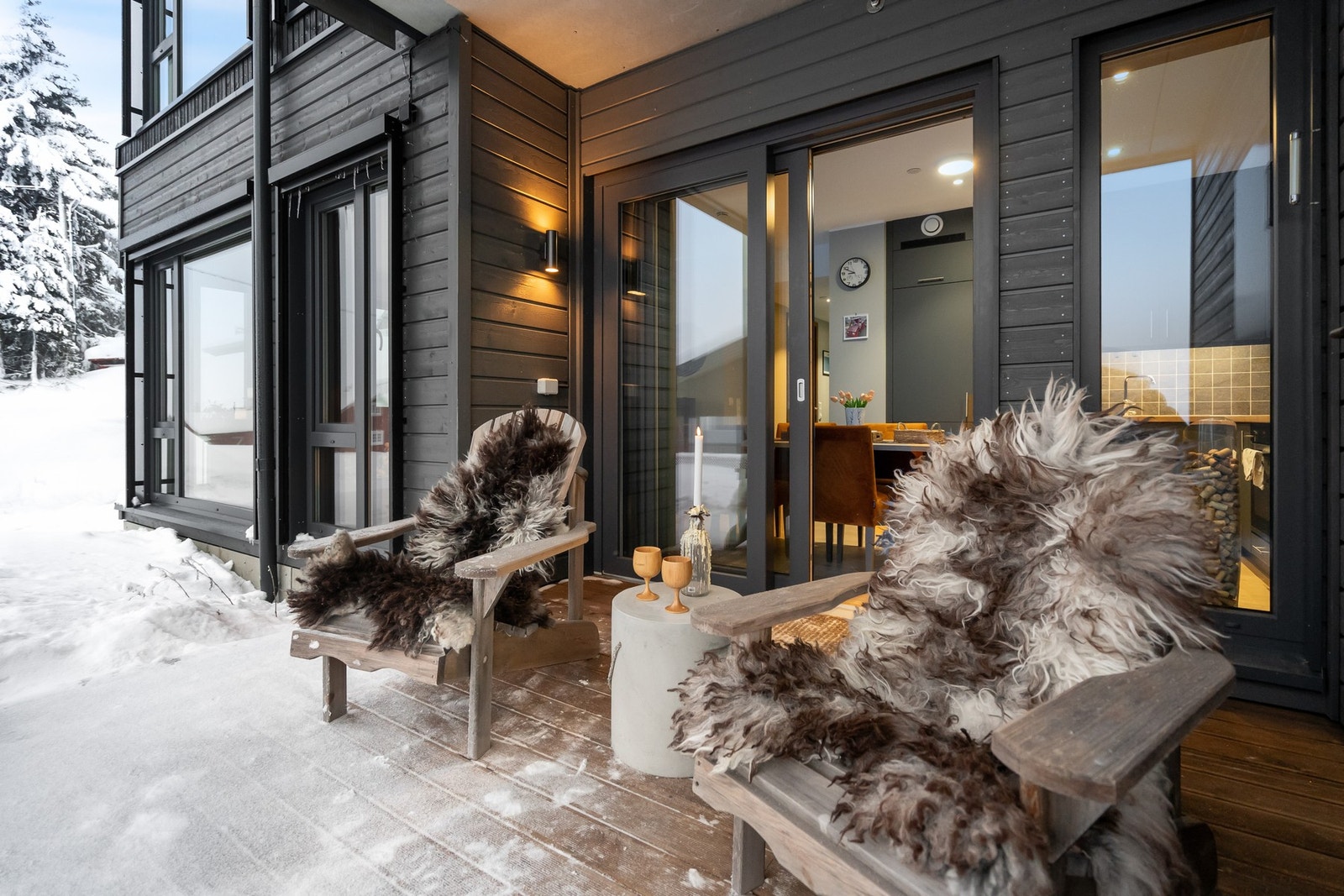 Fra stuen er det utgang til en hyggelig platting på ca. 8 kvm, som gir et fint og skjermet uterom. Galleribilde