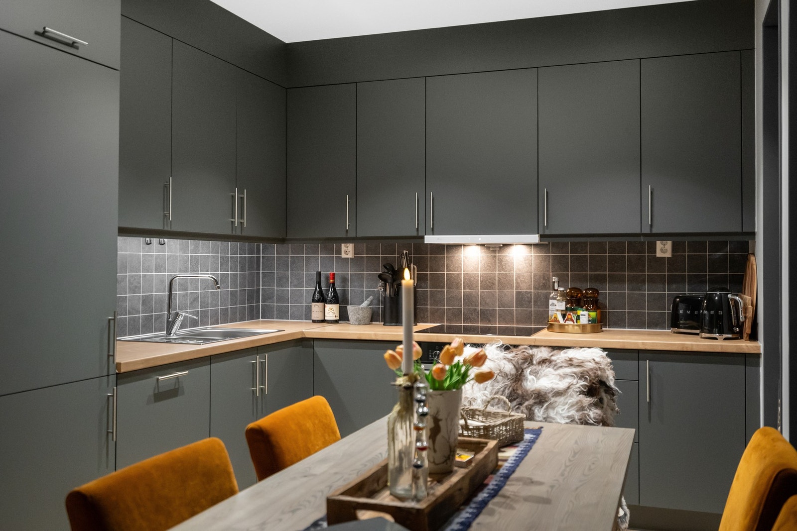 Praktisk utforming med god skap- og benkeplass gjør kjøkkenet funksjonelt når man samler familie og venner for et godt måltid. Galleribilde