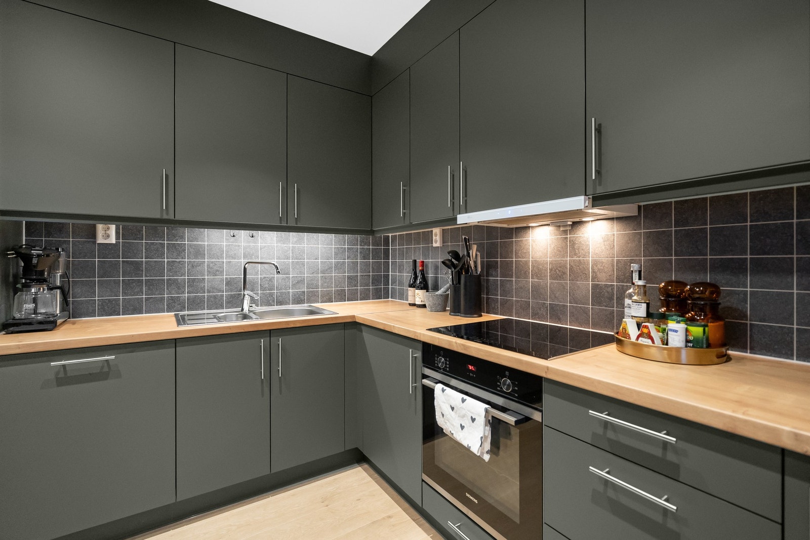 Dette kjøkkenet er utstyrt med integrert kjøl-/fryseskap, oppvaskmaskin, platetopp og stekeovn Galleribilde