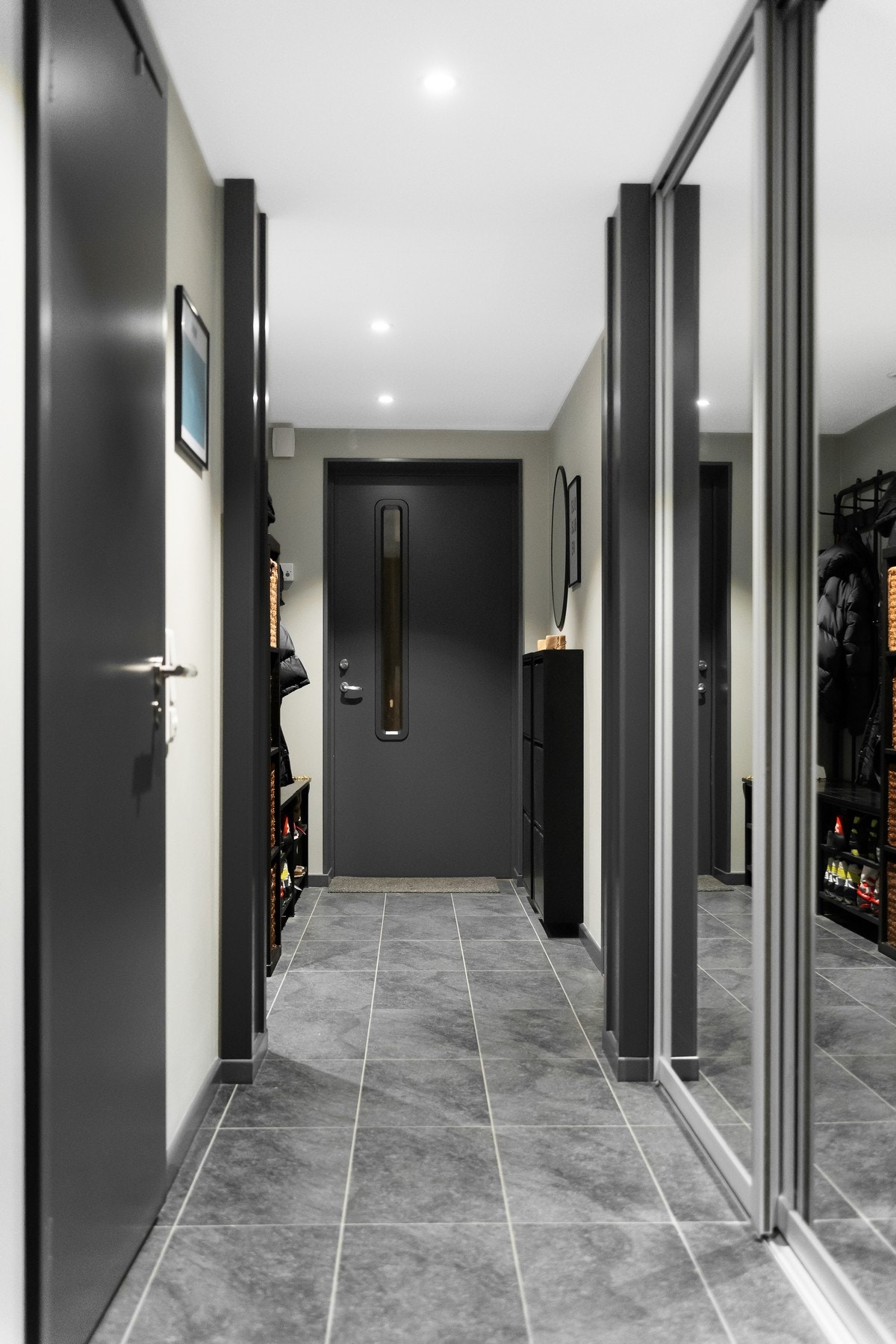 Entréen byr på gode oppbevaringsløsninger med praktisk skyvedørsgarderober med god plass til både sko og yttertøy. Galleribilde