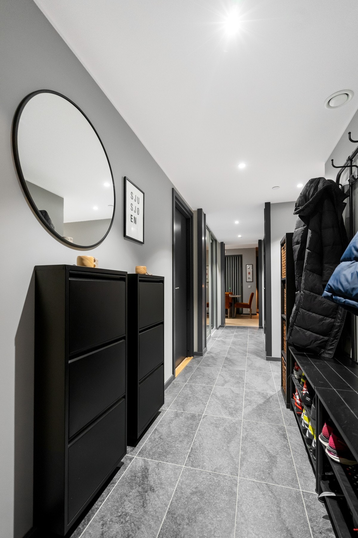 Ved ankomst til leiligheten møtes man av en romslig og stilren entré som gir et svært godt førsteinntrykk. Gulvet er belagt med slitesterke fliser. Galleribilde