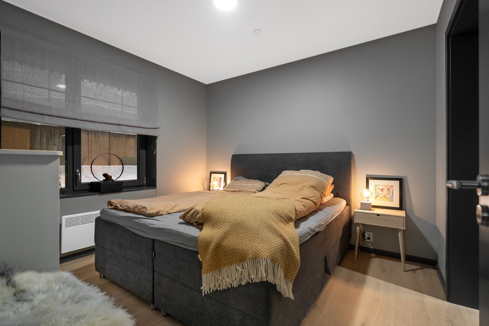 Leiligheten har tre trivelige soverom med gjennomgående gode løsninger. Rommene har rolige fargetoner og store vindusflater som gir behagelig lysinnslipp og en lun atmosfære. Galleribilde