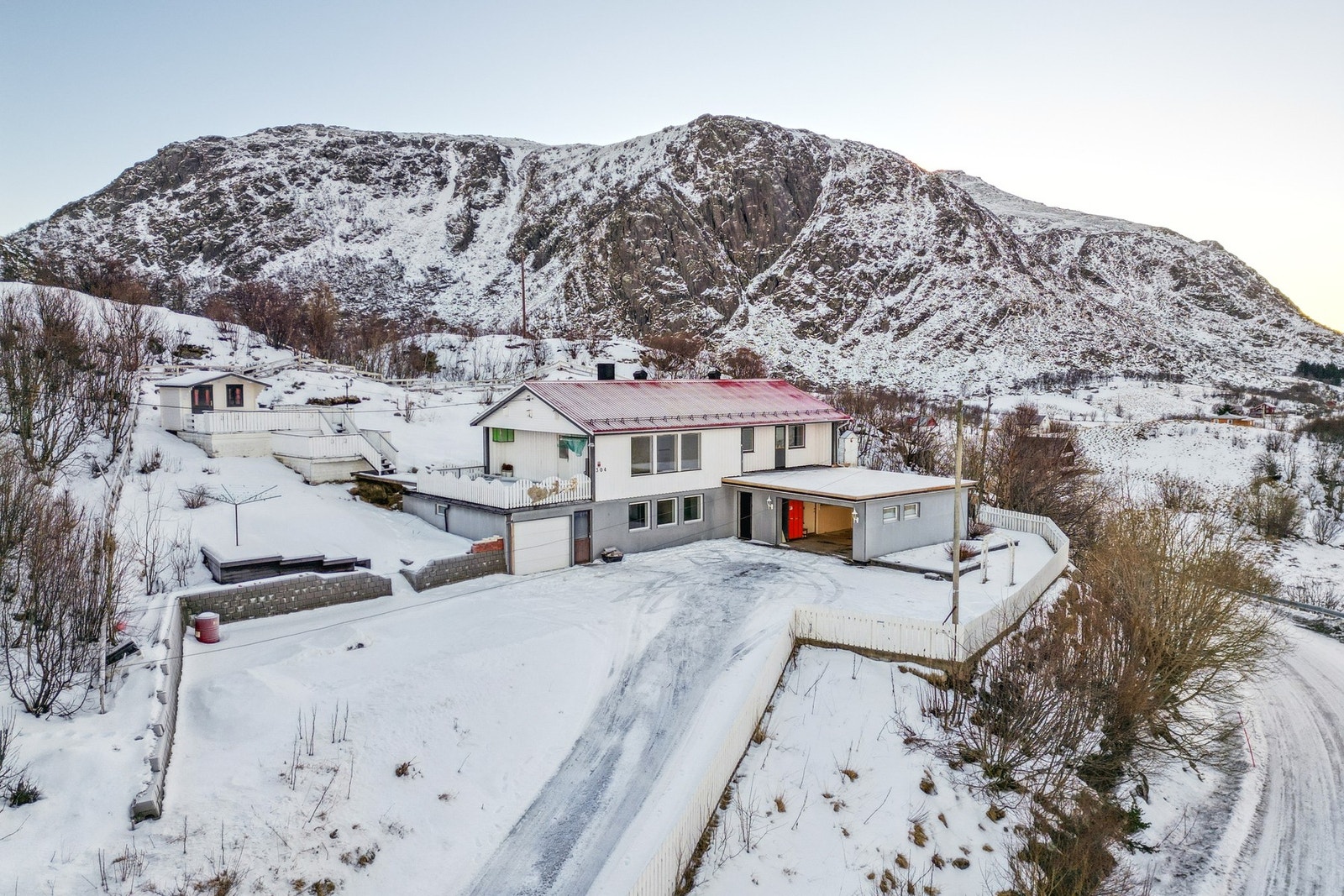 Velkommen til Sundsveien 304 - Presentert av EiendomsMegler1 Leknes. Foto: EFKT Galleribilde