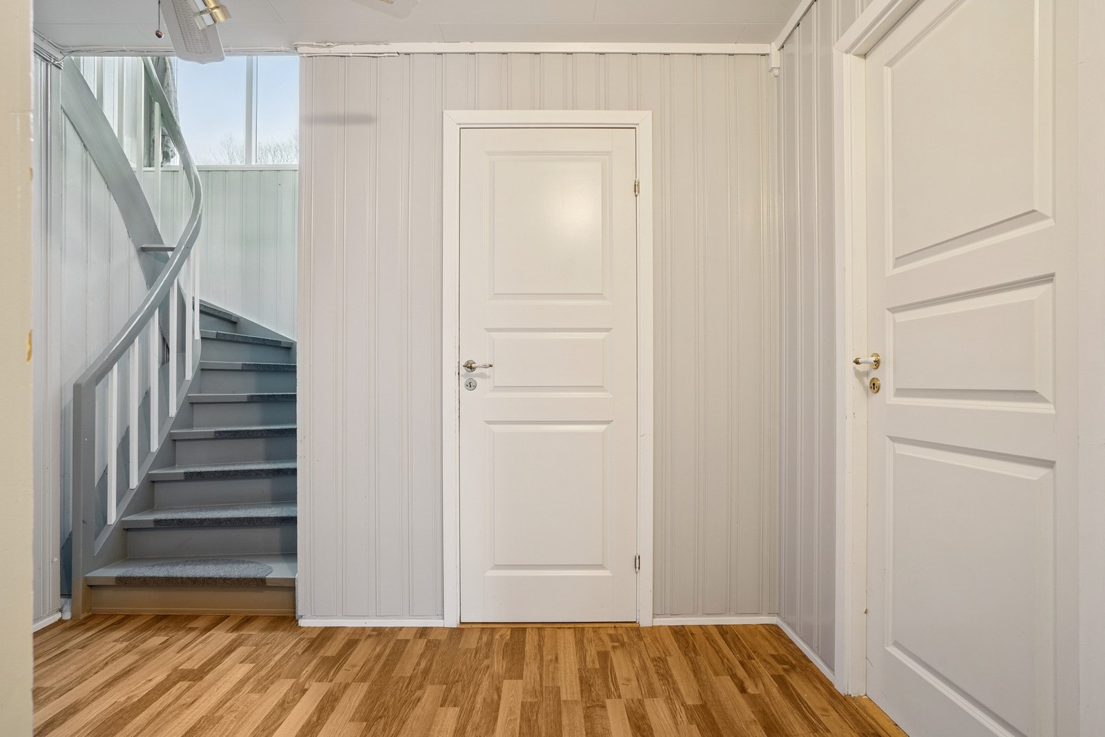 Trappeoppgang og gang i hoveddelen. Galleribilde