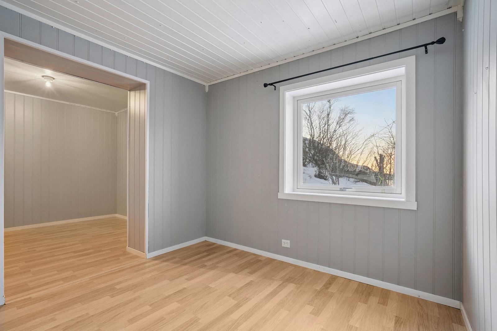 Tidligere soverom hvor veggen i mellom bakliggende bod er delvis fjernet for å slå rommene sammen (ikke søkt om bruksendring). Galleribilde