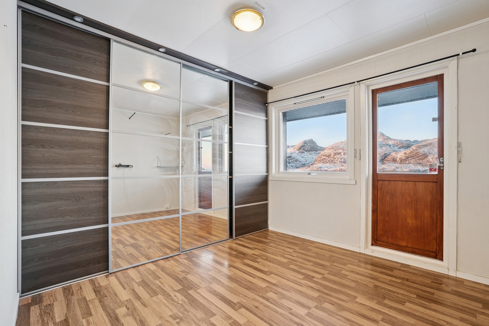 Hovedsoverom med praktisk skyvedørsgarderobe og utgang til terrasse. Galleribilde