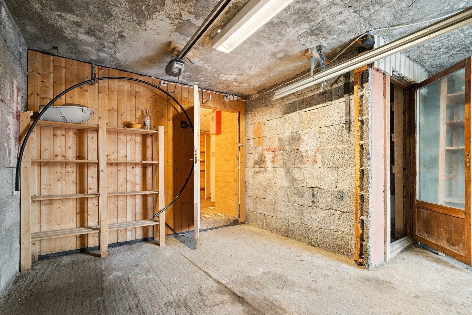 Deler av garasjen. Galleribilde