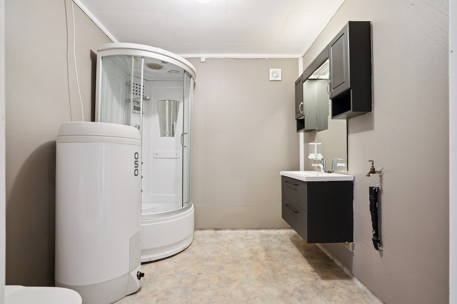 Bad i hybeldelen med opplegg for vaskemaskin. Galleribilde