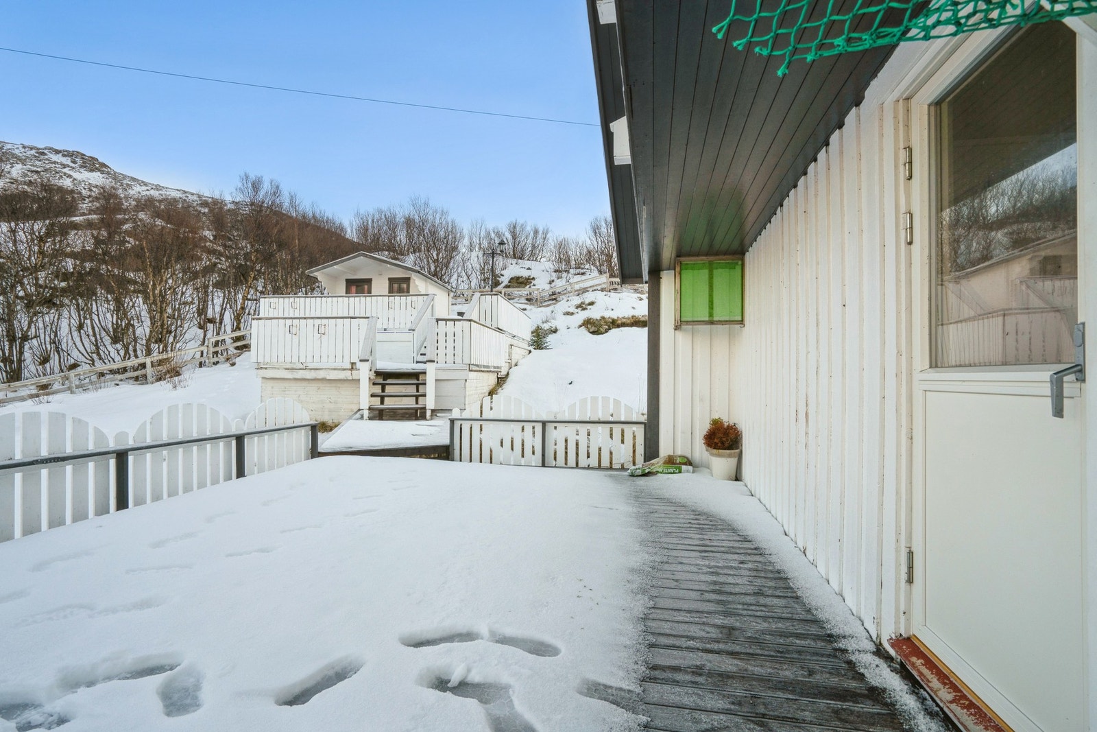 Godt med plass til utemøbler og grill. Galleribilde