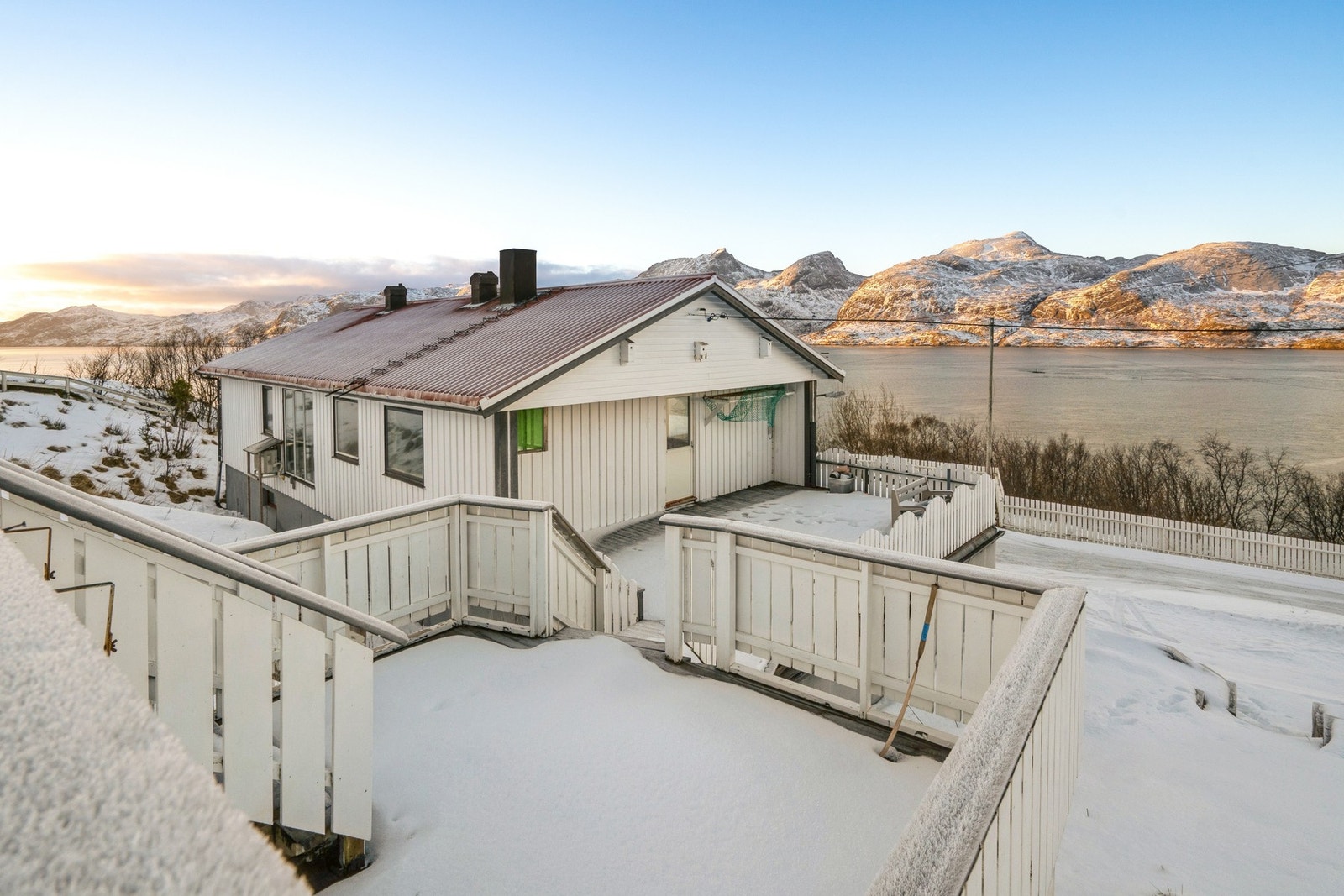 Eiendommen er innholdsrik med flott beliggenhet på et lite høydedrag. Galleribilde