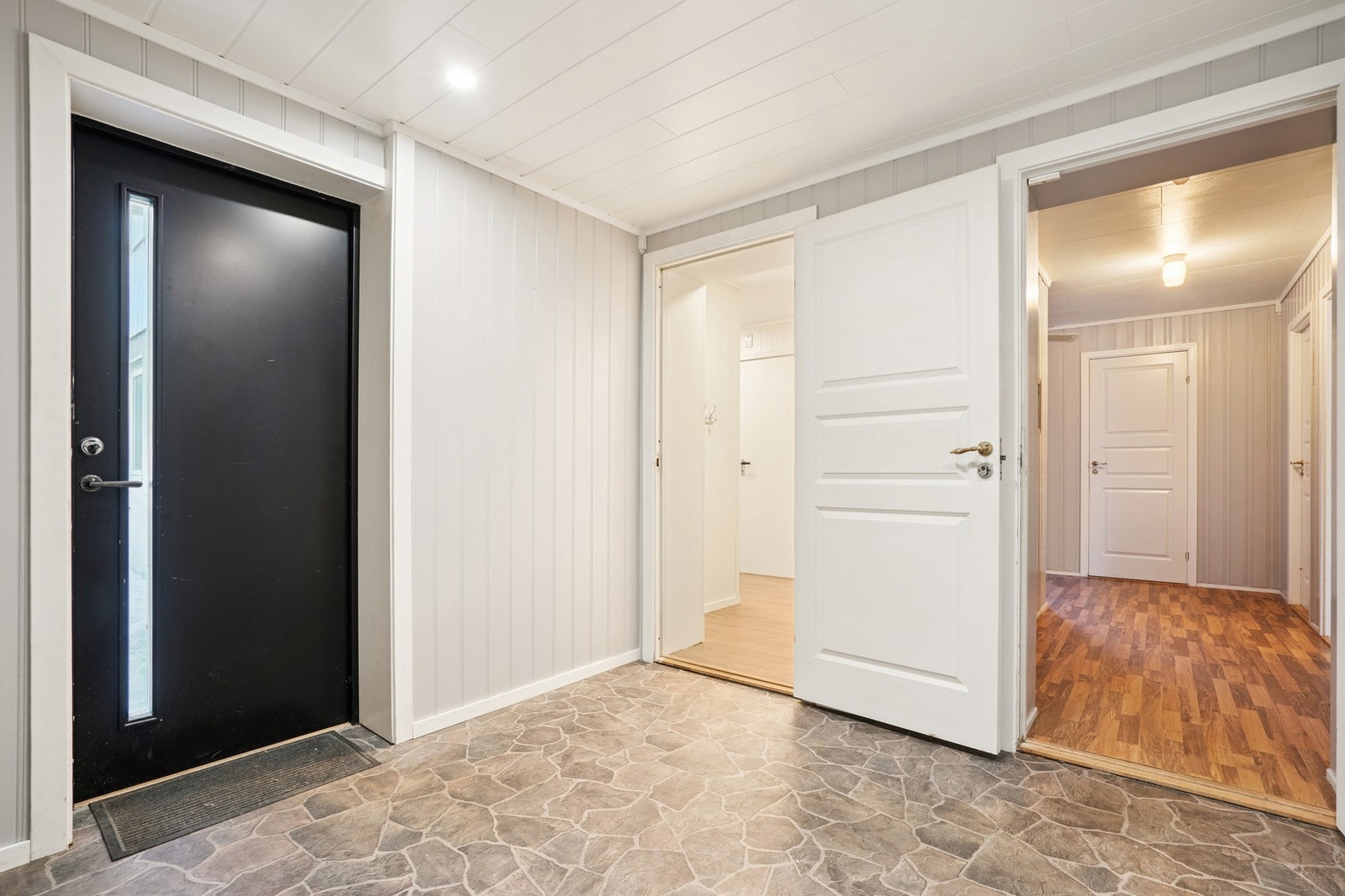 Romslig entrè/gang med adkomst til hybeldelen og resterende hoveddelen. Galleribilde