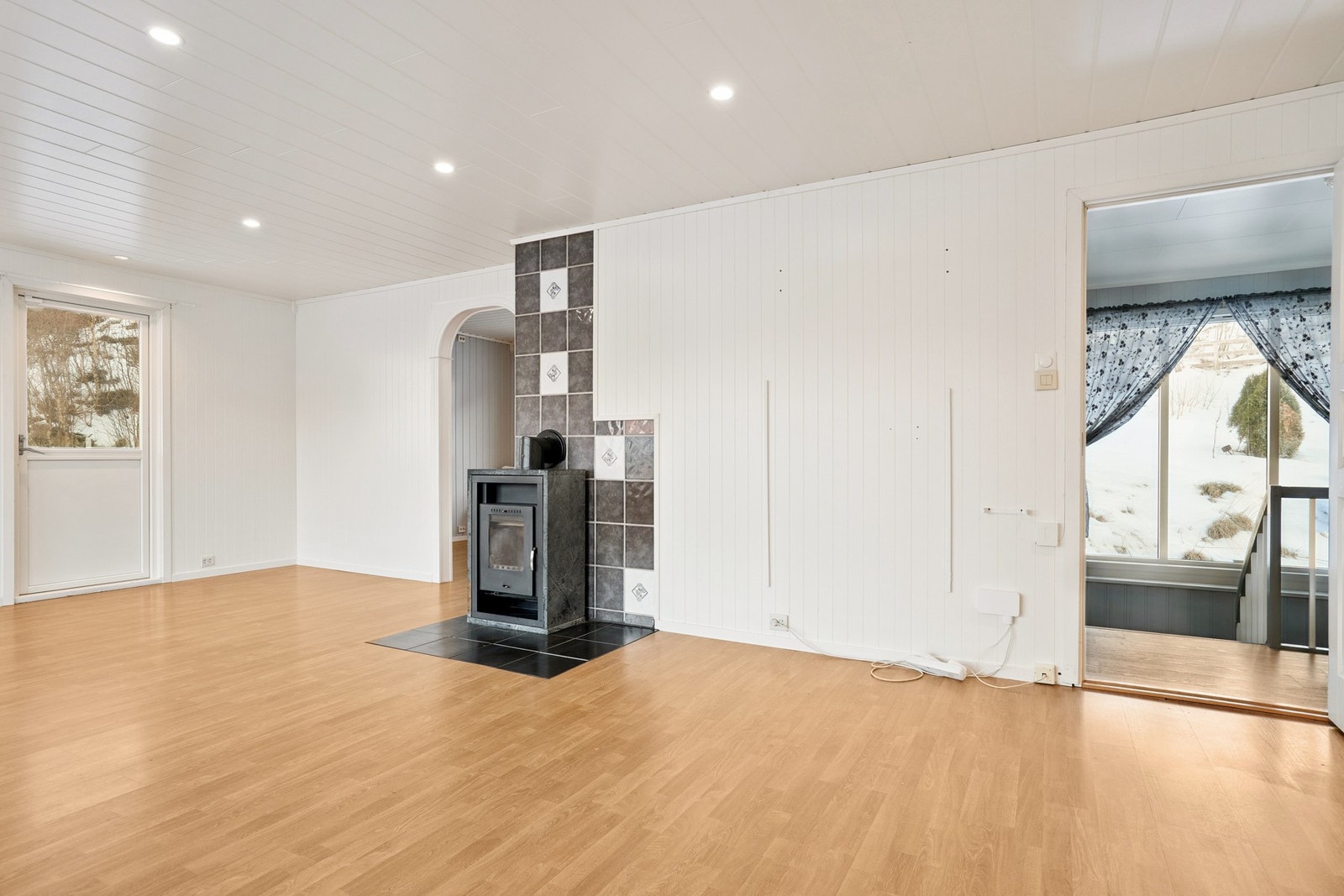 Her er det også utgang til terrasse, samt gjennomgang til spisestue og kjøkken. Galleribilde