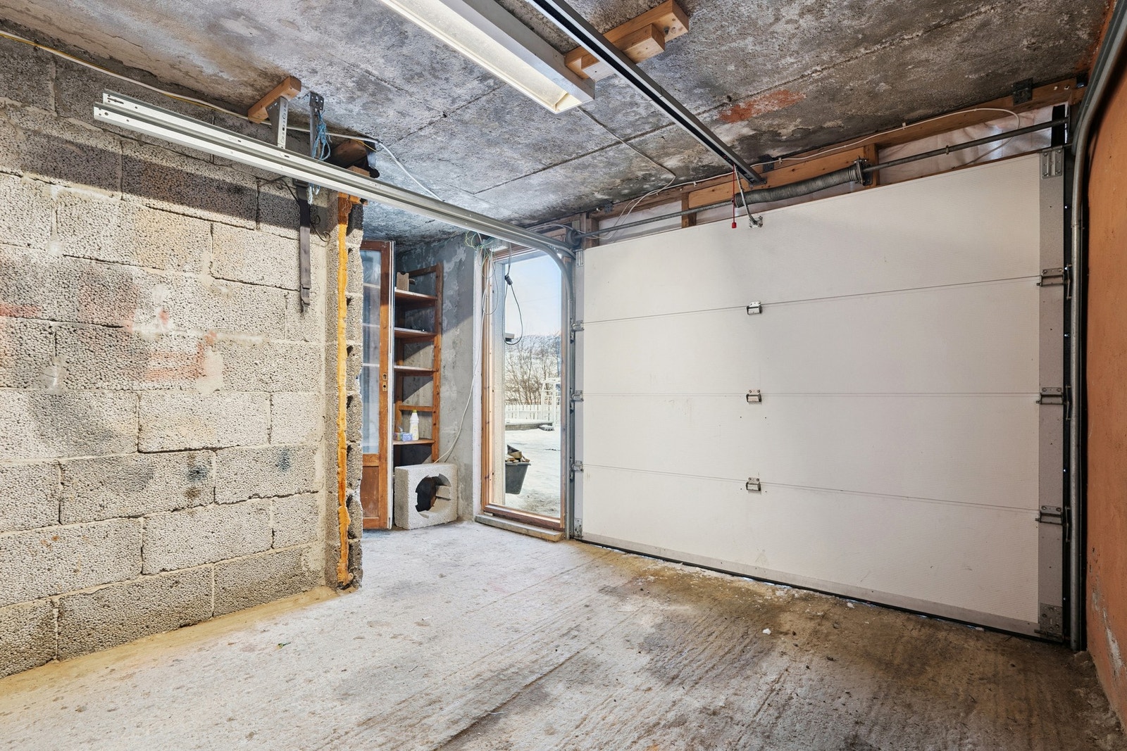 Det er elektrisk port på begge garasjer. Galleribilde