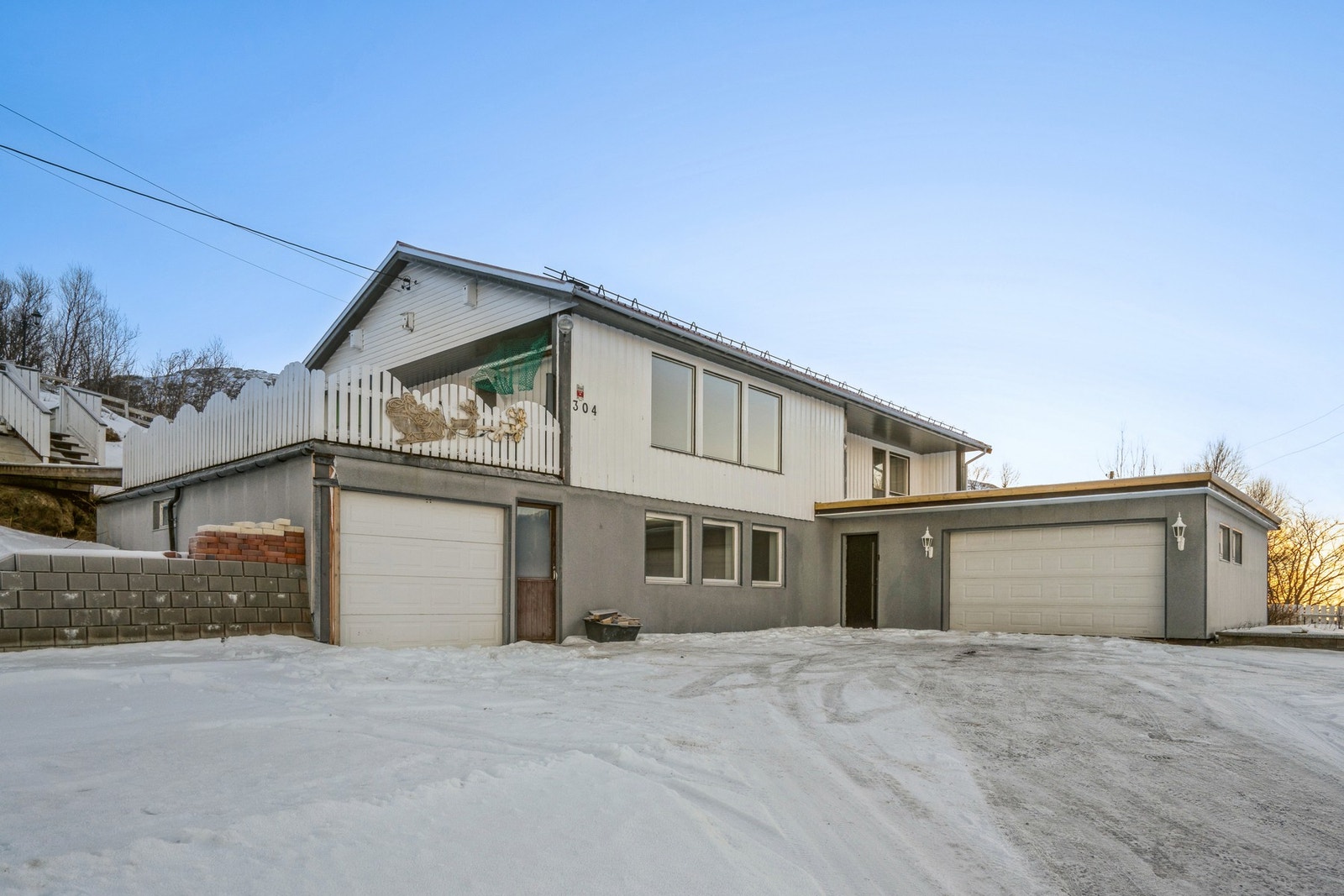 Leknes og Gravdal byr på skoler, barnehager, godt utvalg av forskjellige butikker, idrettsanlegg m.m. Galleribilde