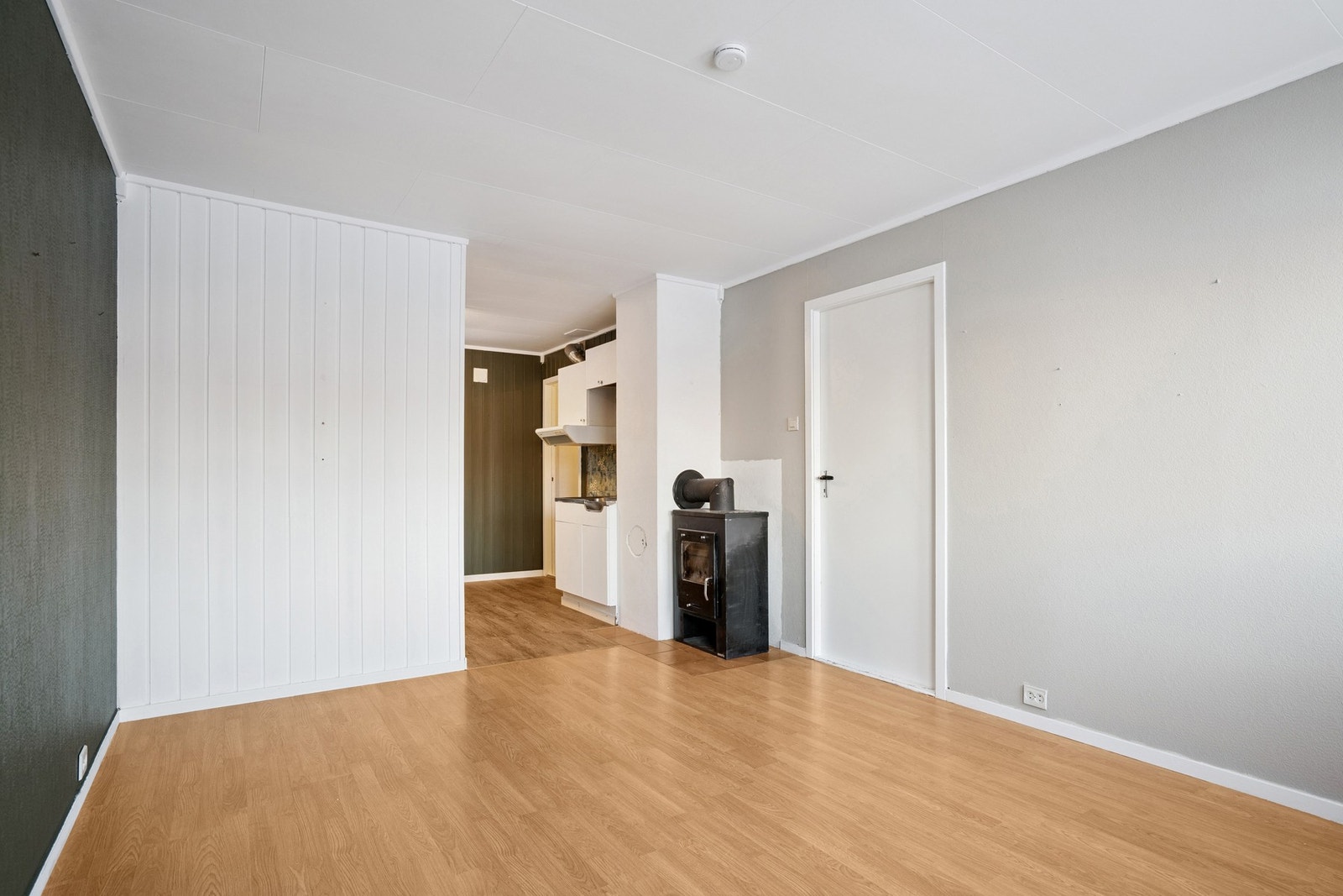 Rommet er i en delvis åpen løsning mot kjøkkenet. Galleribilde