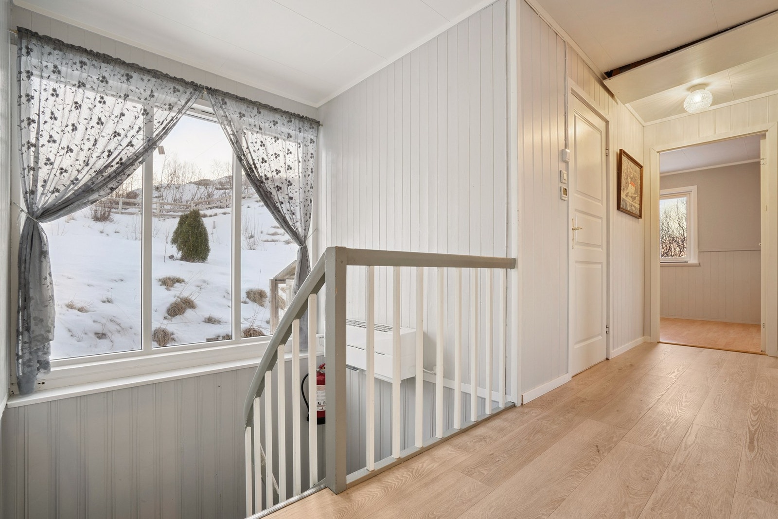 Vi starter i boligen hovedetasje, her ser man deler av trappeoppgangen og gangen. Galleribilde