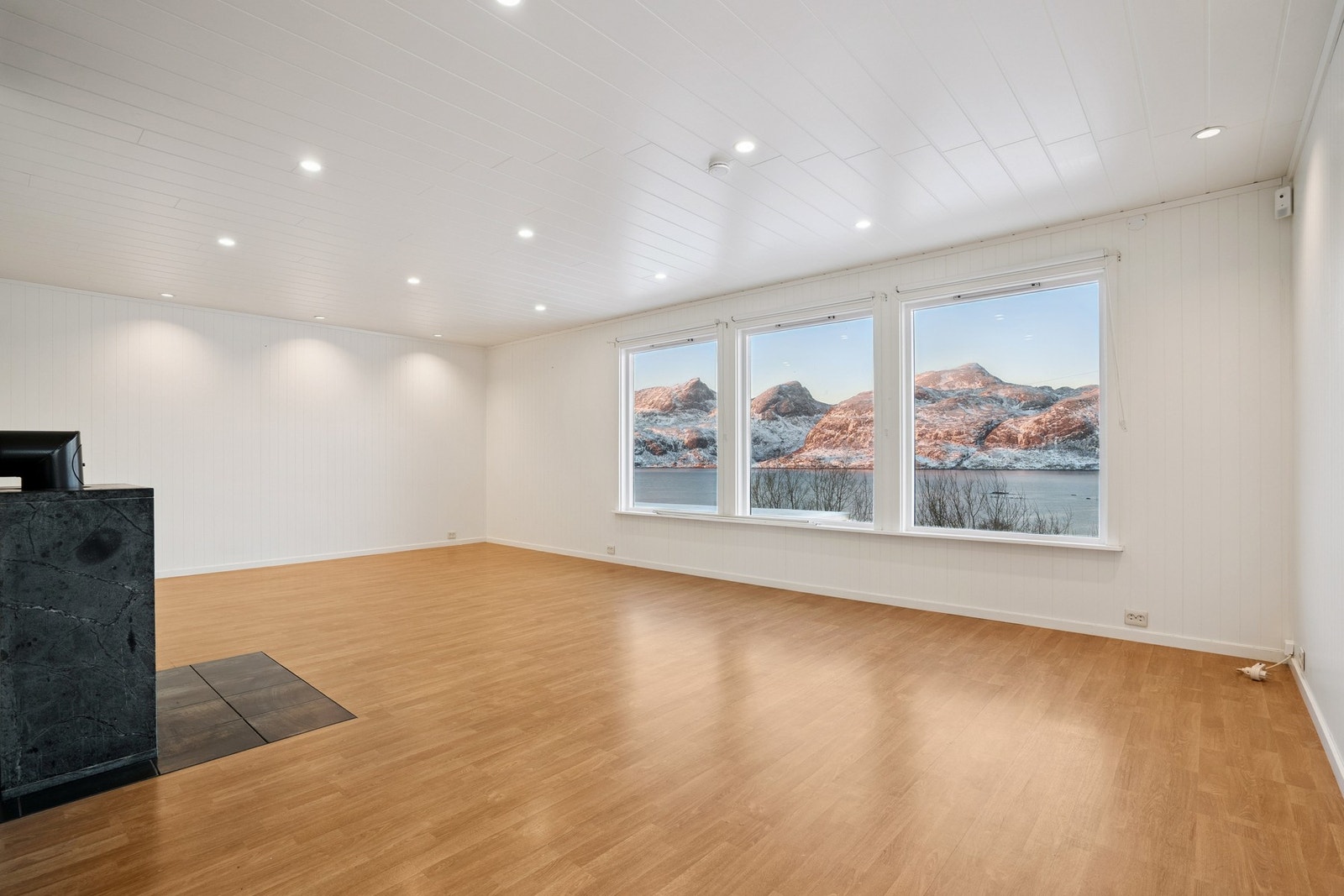 Boligen er opprinnelig fra 1985 og påbygd i senere tid, og strekker seg pent over 2 etasjer. Galleribilde