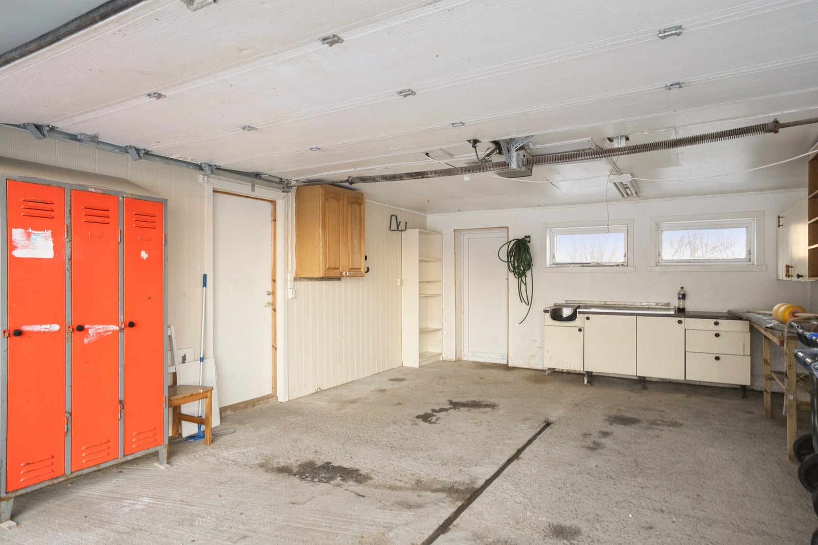 Benker som gir ekstra lagringsplass til diverse verktøy. Galleribilde