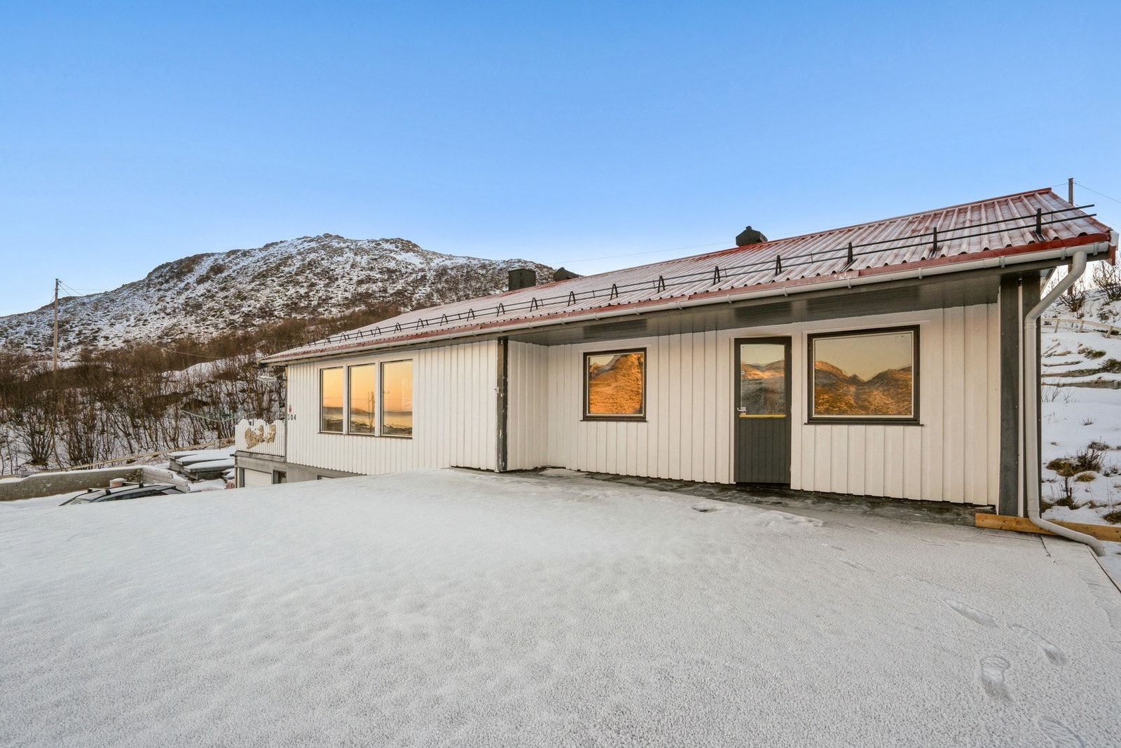 Eiendommen har gode utsikts- og solforhold. Galleribilde