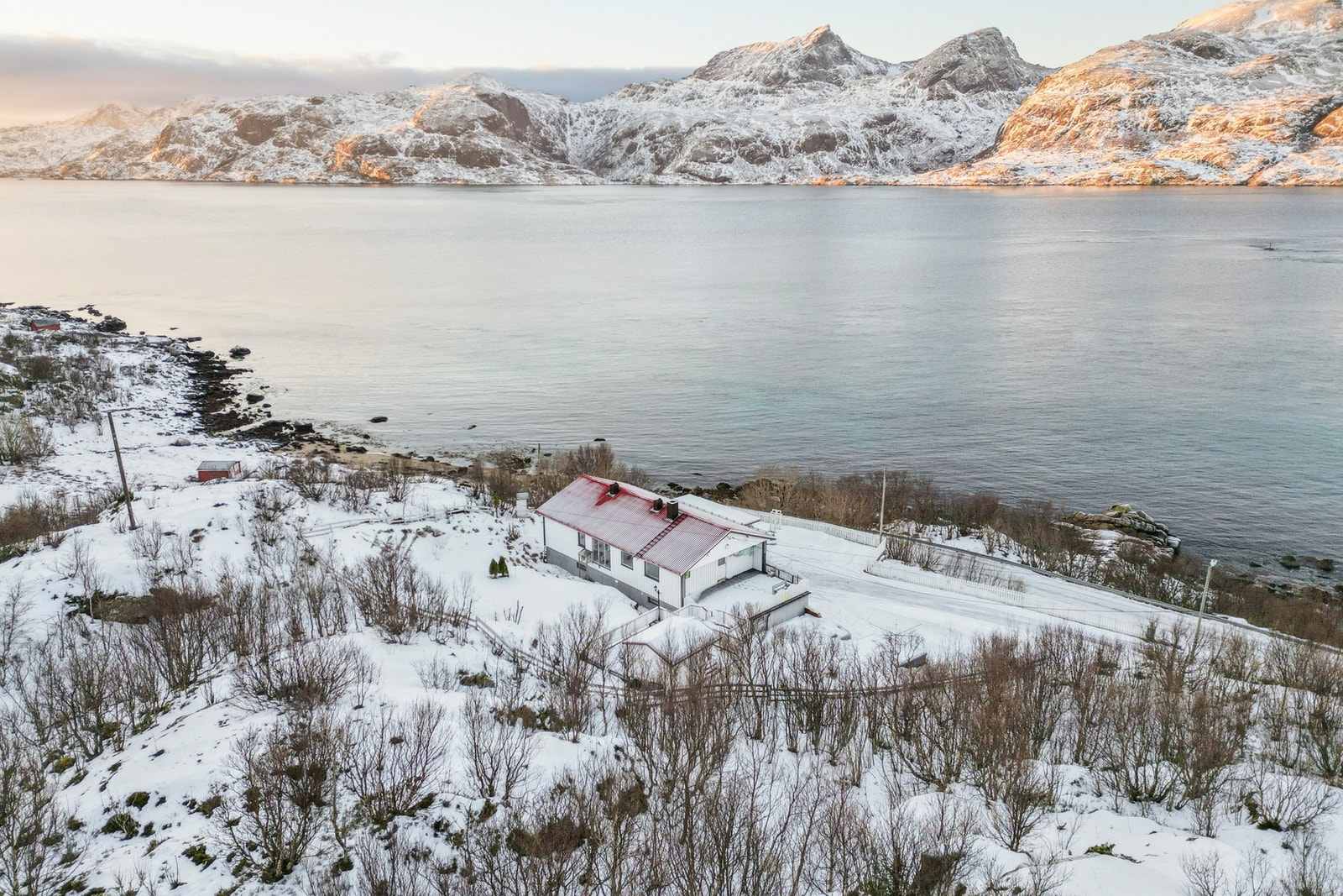 Innholdsrik eiendom i landlige og naturskjønne omgivelser, storslagen utsikt og gode solforhold. Galleribilde