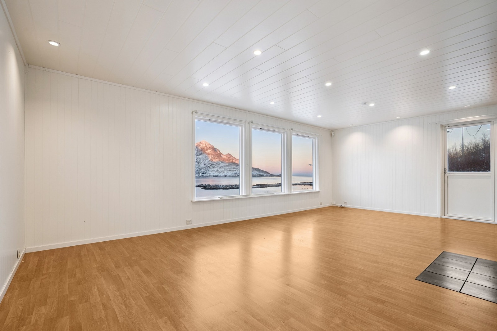 Stuen er boligens hjerterom med panoramautsikt ut mot Nappstraumen og Lofotens mektige fjell! Galleribilde