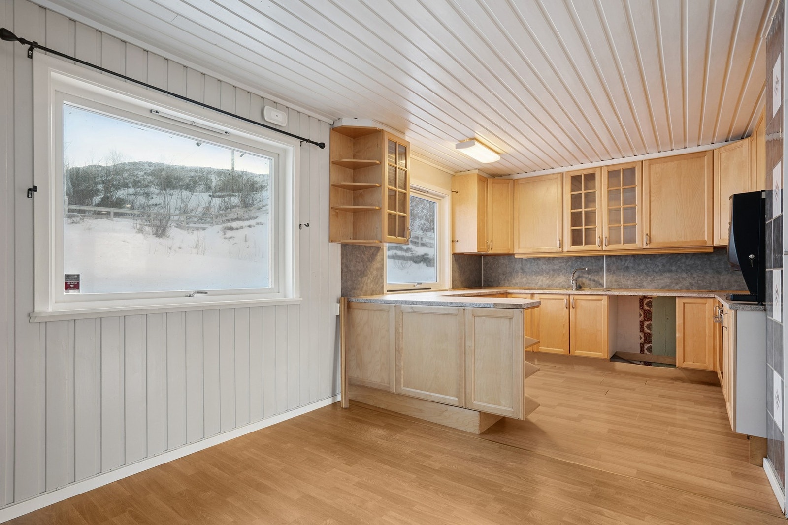 Spisestue og kjøkken er av god størrelse med plass til hele familien. Galleribilde