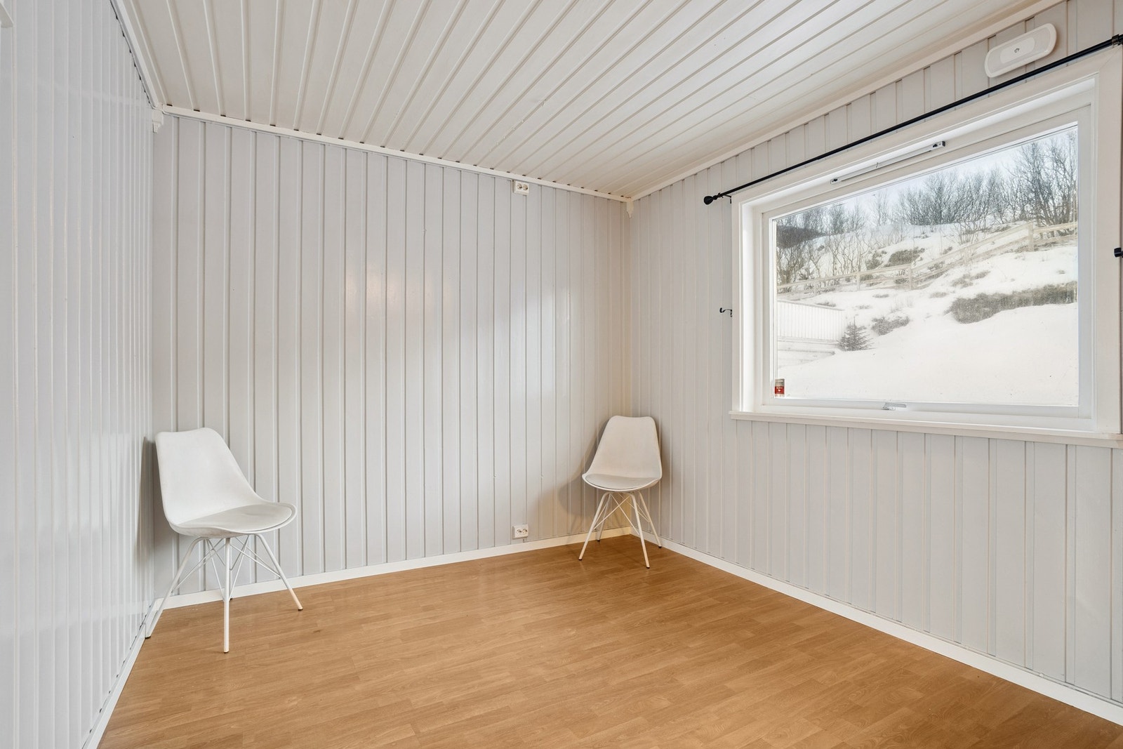 De store vinduer i rommet slipper inn rikelig med dagslys. Galleribilde