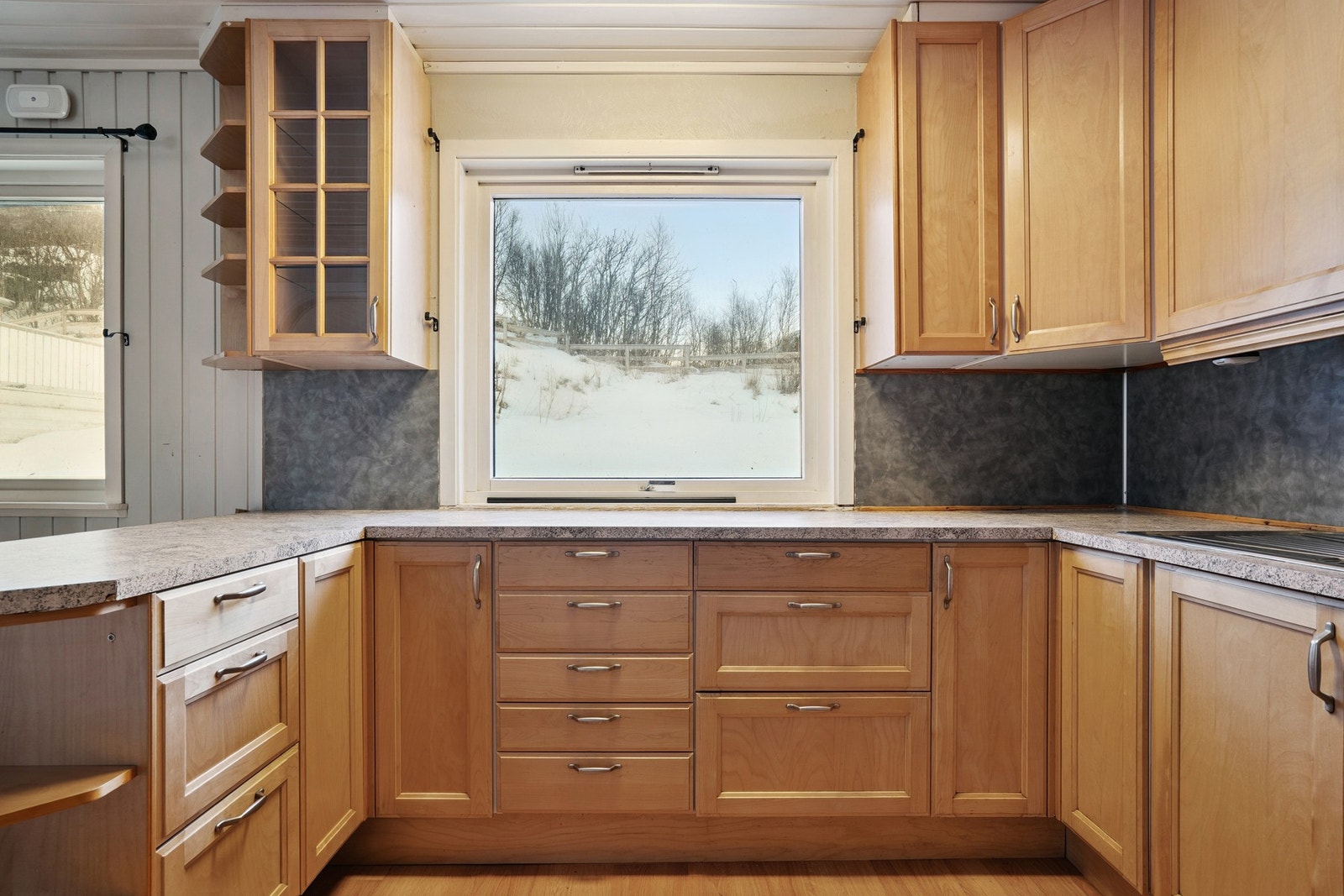 Godt med benke- og skapplass til det man måtte trenger på kjøkkenet. Galleribilde