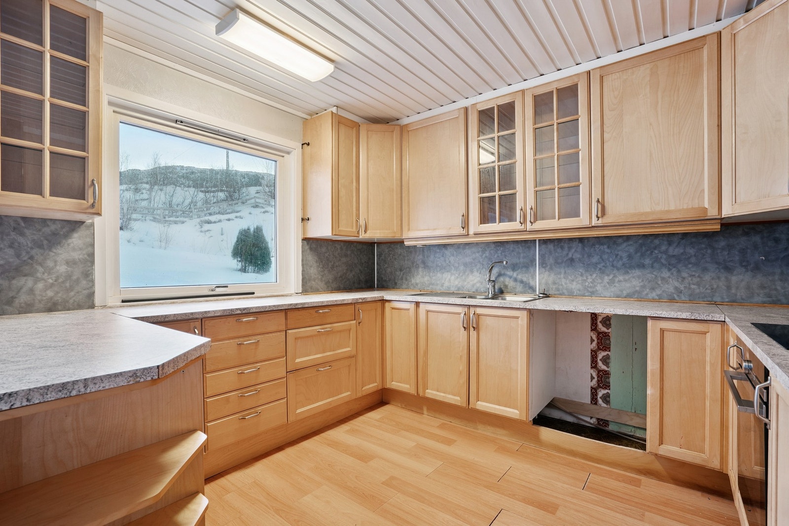 Innredning består av profilerte fronter og laminat benkeplate. Galleribilde