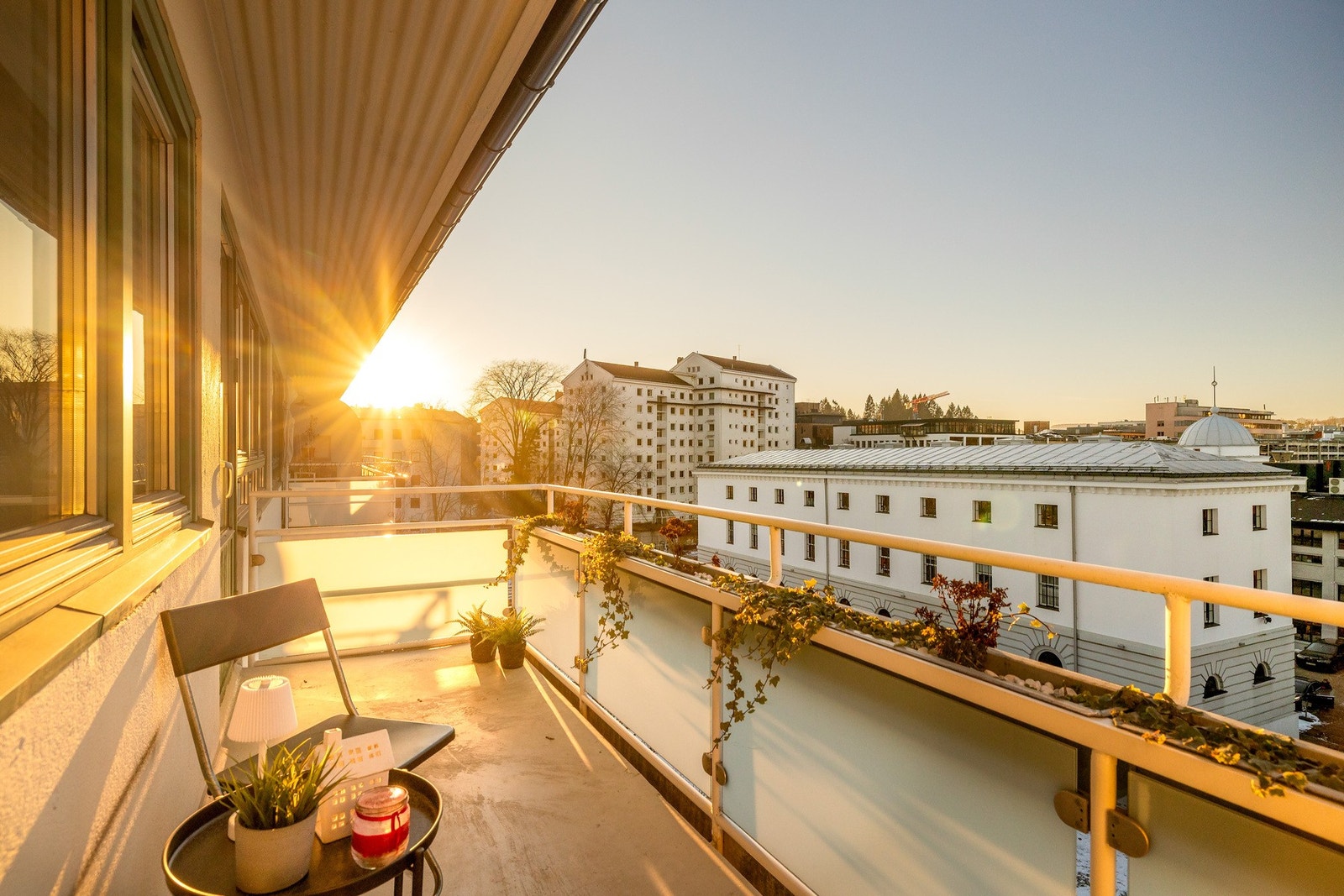 En lys og innbydende 5-roms selveierleilighet, beliggende høyt og fritt i 5. etasje med balkong. Galleribilde