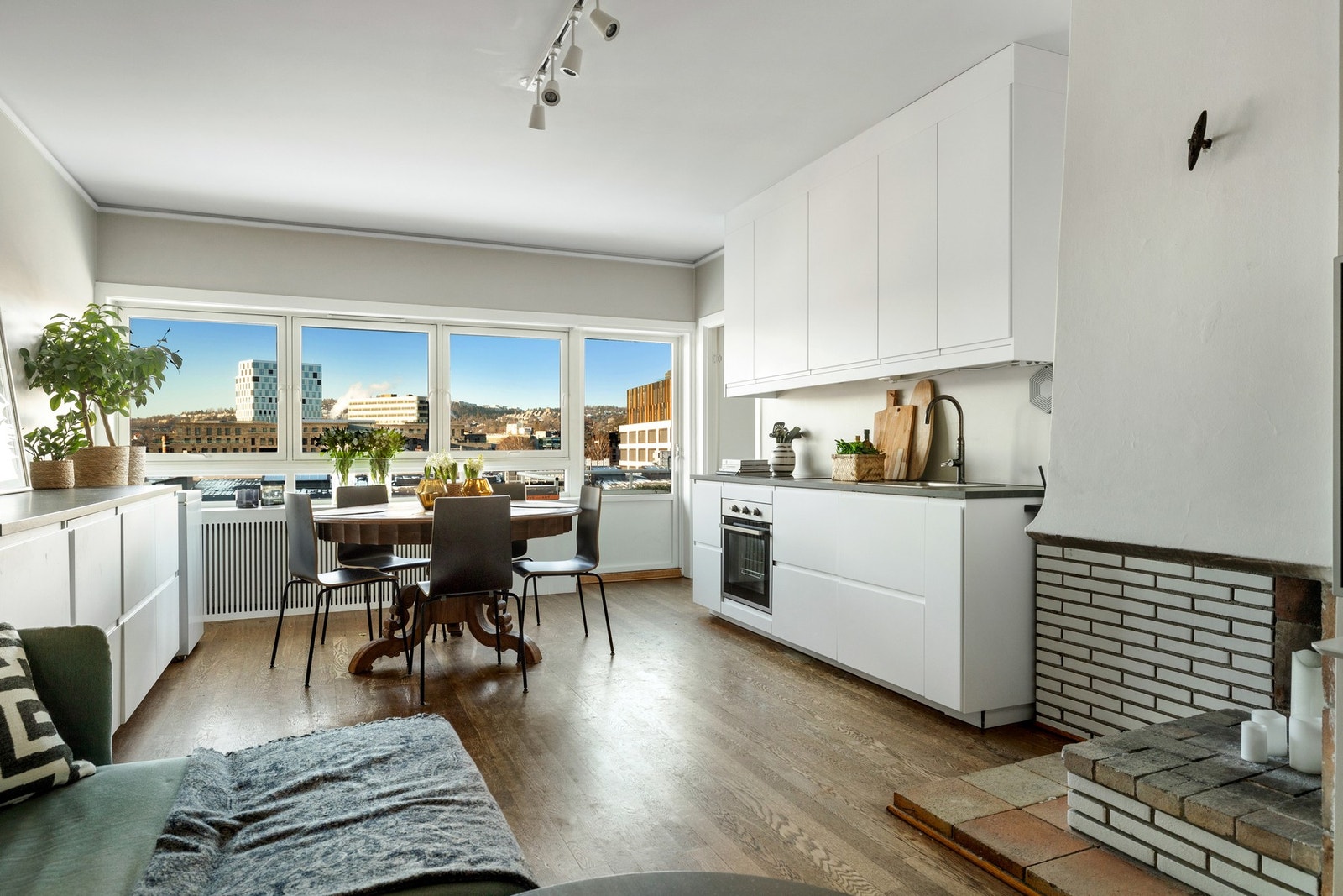 Stuen har en mursteinspipe som varer godt på kaldere dager, og som skaper en hyggelig atmosfære. Galleribilde