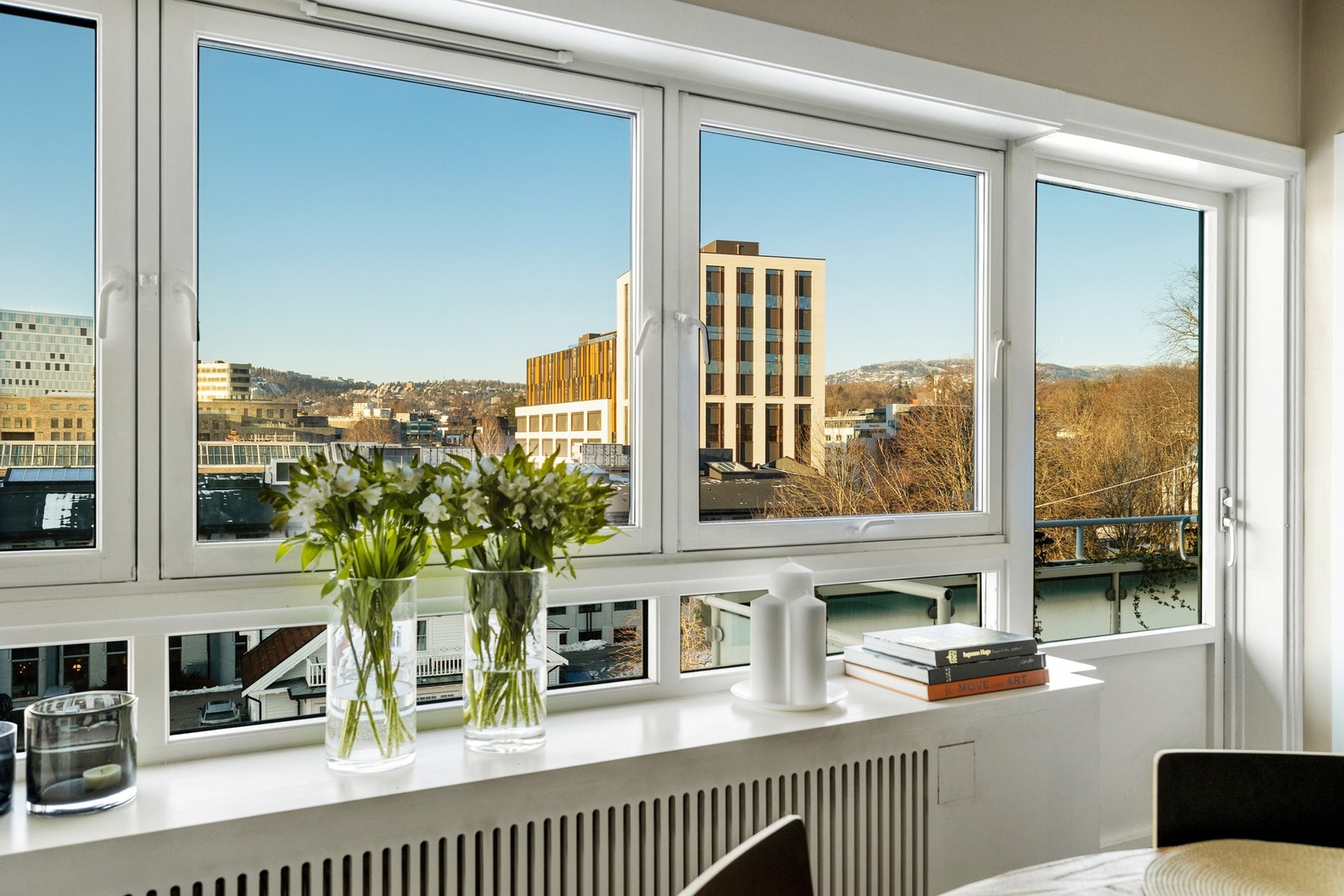 Fra kjøkkenet er det direkte utgang til boligens balkong. Galleribilde