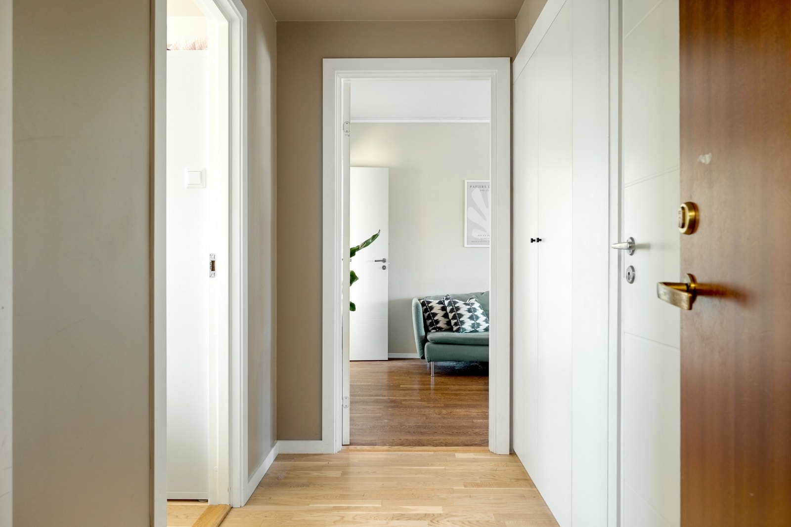 Leiligheten ligger i byggets 5. etasje og har en innbydende entré med dørcalling. Galleribilde