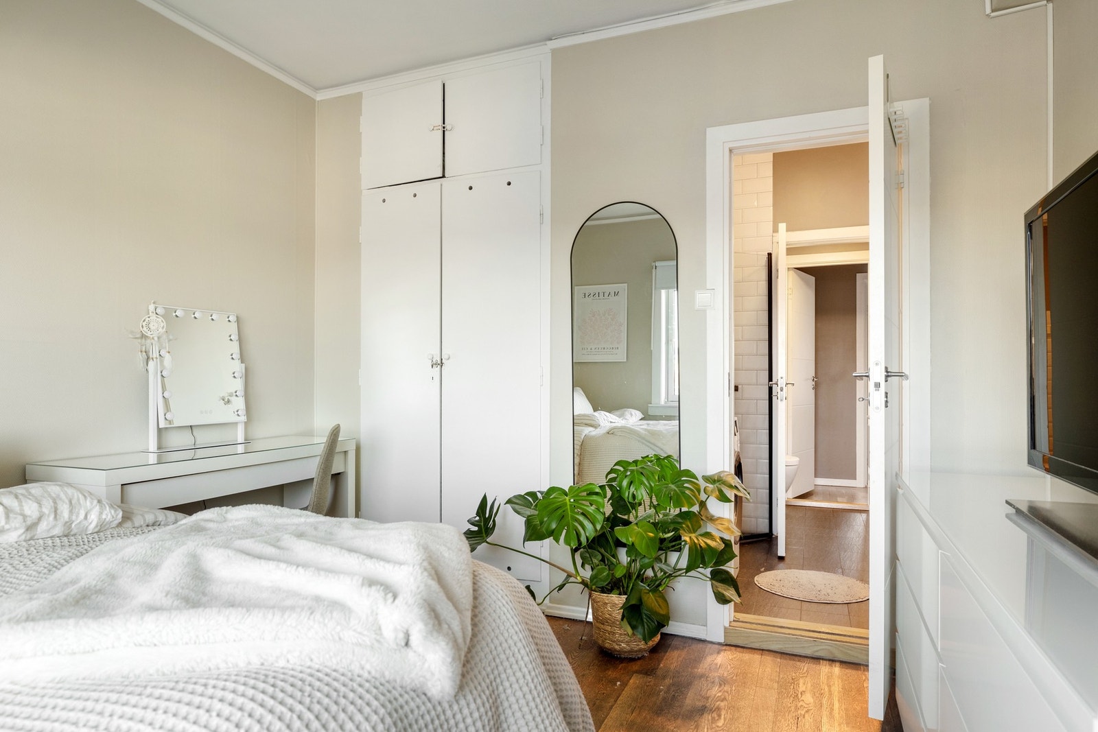 Det ene rommet har direkte inngang til baderommet. Galleribilde