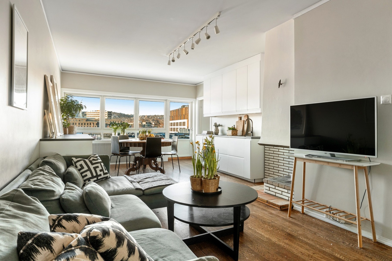 Stuen ligger i åpen løsning med kjøkkenet, og kan lett deles inn i naturlige soner. Galleribilde