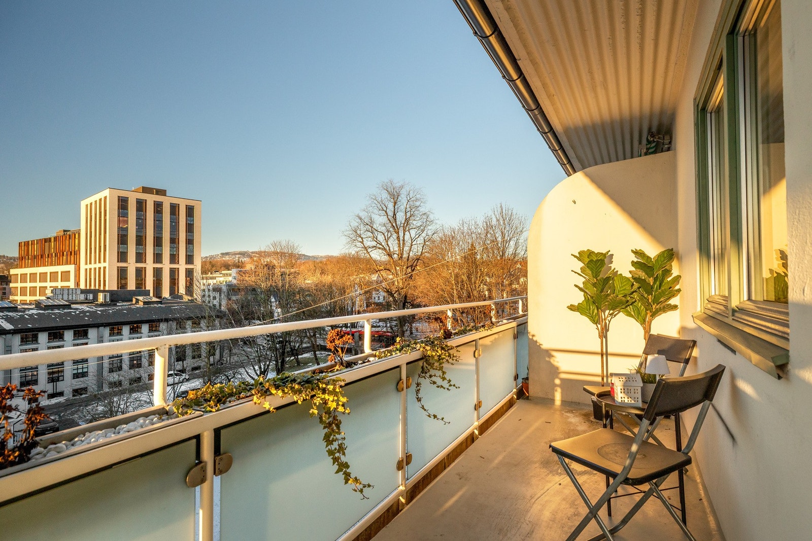 På balkongen har man plass til balkongmøblement og grill. Her kan varme sommerdager nytes. Galleribilde