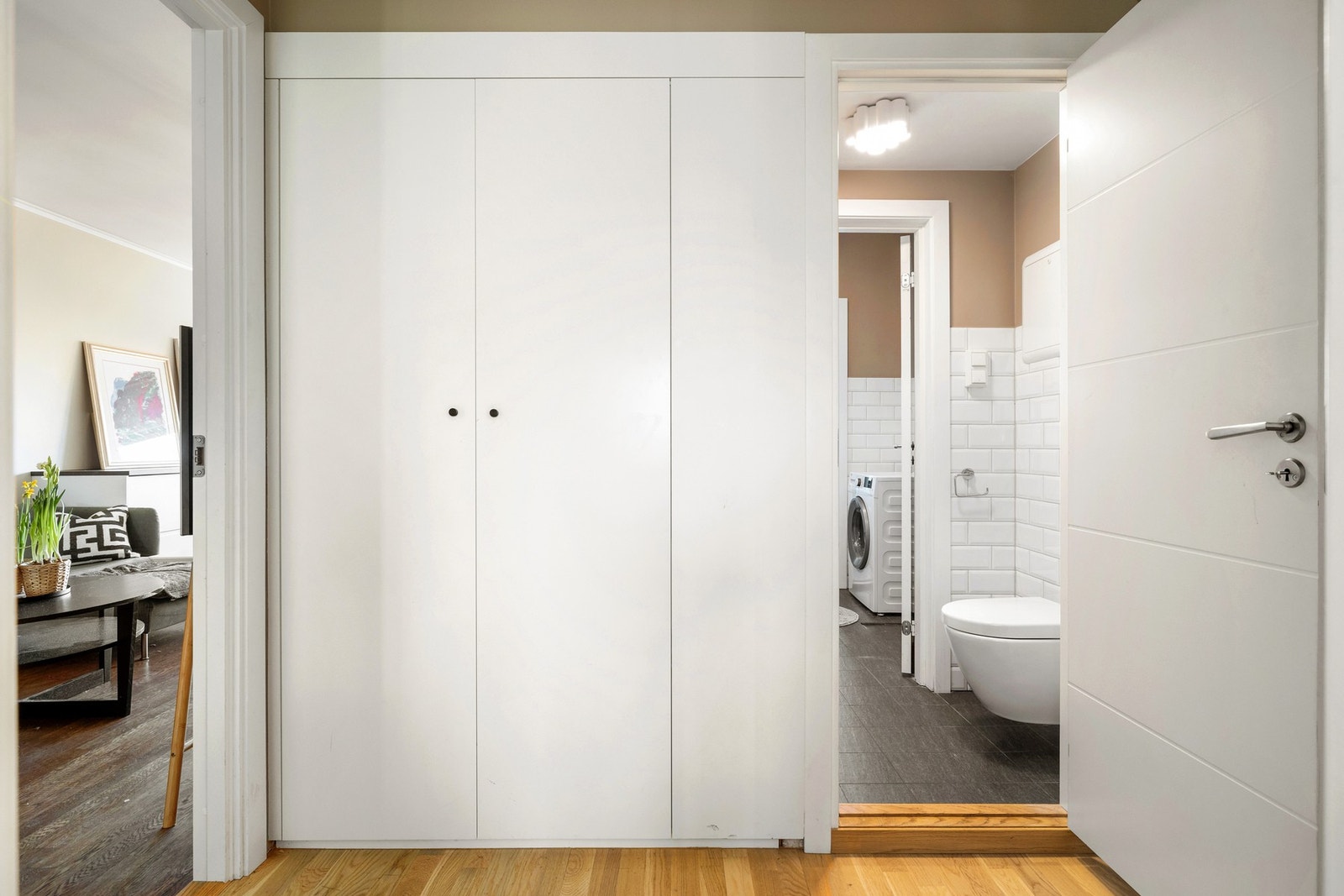 Entréen har en praktisk plassbygd garderobe. Her kan jakker og sko ryddes pent bort. Galleribilde