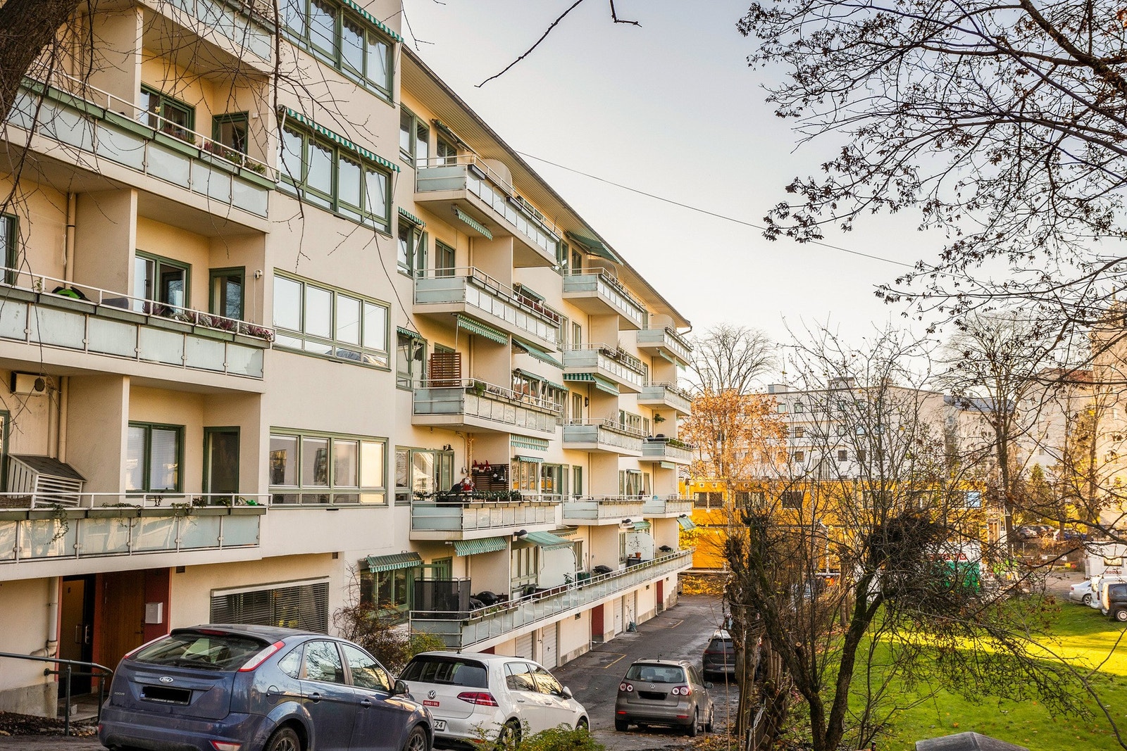 Sameiet har 20 biloppstillingsplasser på fellesområdet. For å benytte disse plassene, må man ha et oblat. Galleribilde