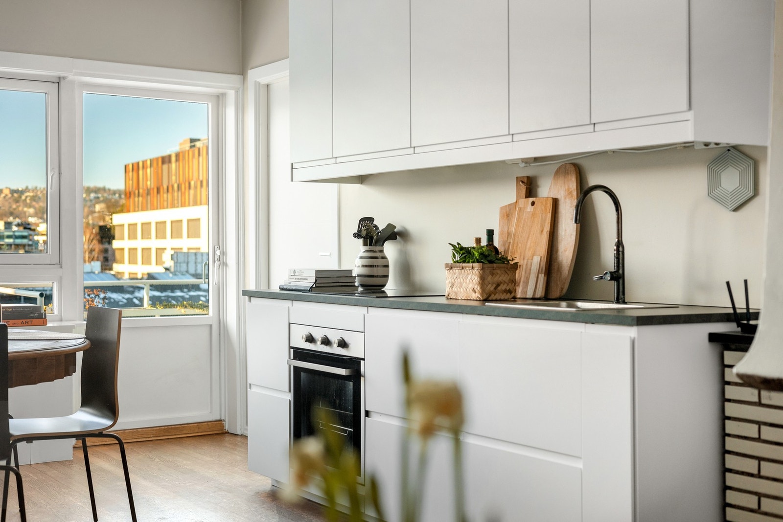 Det er integrert vaskemaskin, komfyr, platetopp og kjøleskap. Kjøkkenet har frittstående fryseskap. Galleribilde