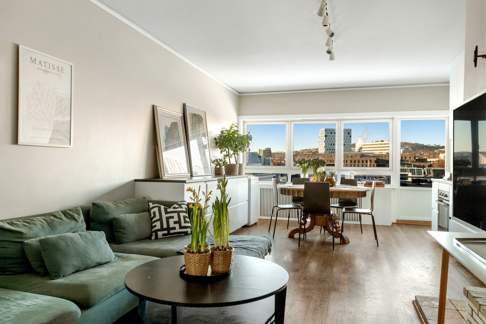 Leiligheten har en lys og luftig stue med takhøyde på 2.62 meter og store vindusflater. Galleribilde