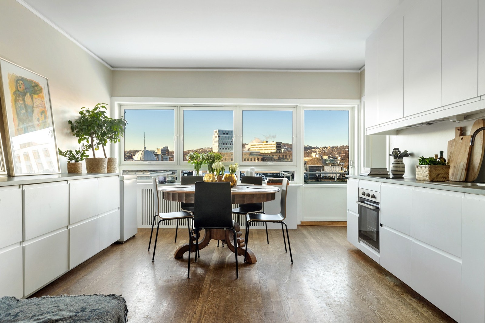 Kjøkkenet er modere med lyse, glatte fronter og benkeplate av laminat. Galleribilde