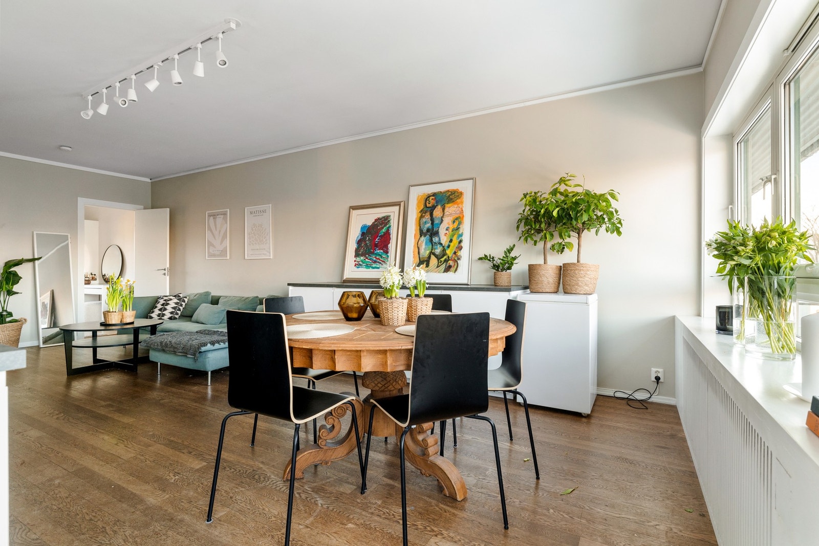 Spisebord får sin naturlige plass mot kjøkkenet. Galleribilde