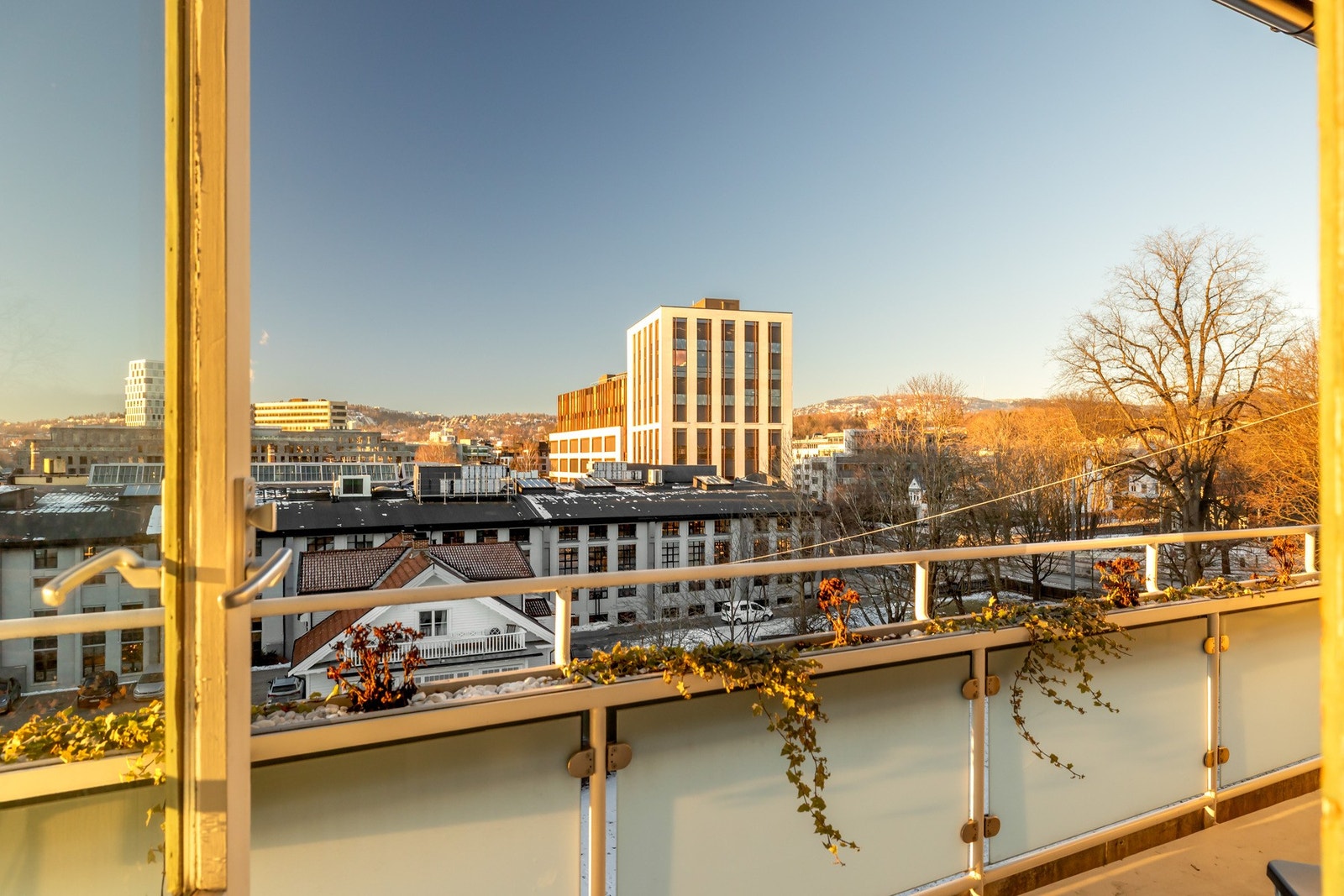 Balkongen blir en herlig forlengelse av kjøkkenet/stuen på varme dager. Galleribilde